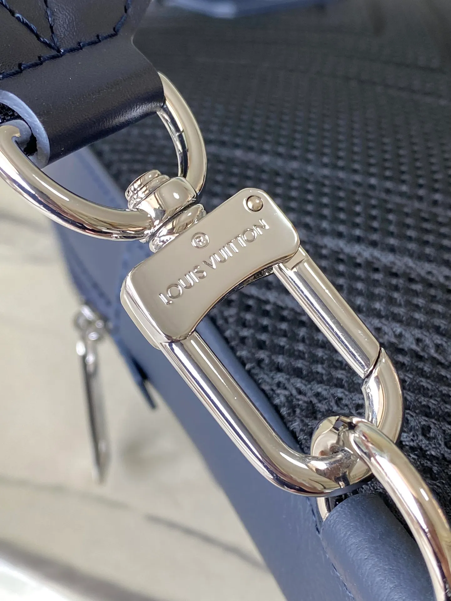 💰1020 (first-grain leather) top original single M11601 blue. This Pilot jm shoulder bag refers to the design of the popular Takeoff Jm backpack, with a rounded shape, front flap and the iconic design of the LV Aerogram series. The magnetic closure ensures secure storage and access, and the adjustable shoulder strap can be attached to the left or right side of the bag. Dimensions: 20.0 x 30.0 x 4.0 cm