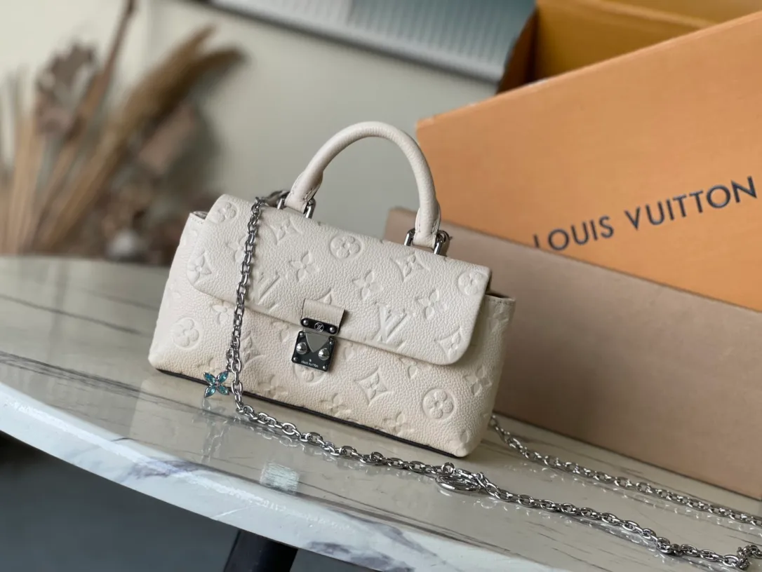 💰1040 (top layer leather) top original order M12145 This Nano Madeleine handbag is made of Monogram Empreinte leather as a pocket version of the Madeleine handbag, with a classic S-lock lock and a detachable chain embellished with the LVCircle logo. Plenty of space to accommodate daily needs, suitable for hand-held, shoulder or cross-body wear. Dimensions: 21 × 12.5 × 6 cm