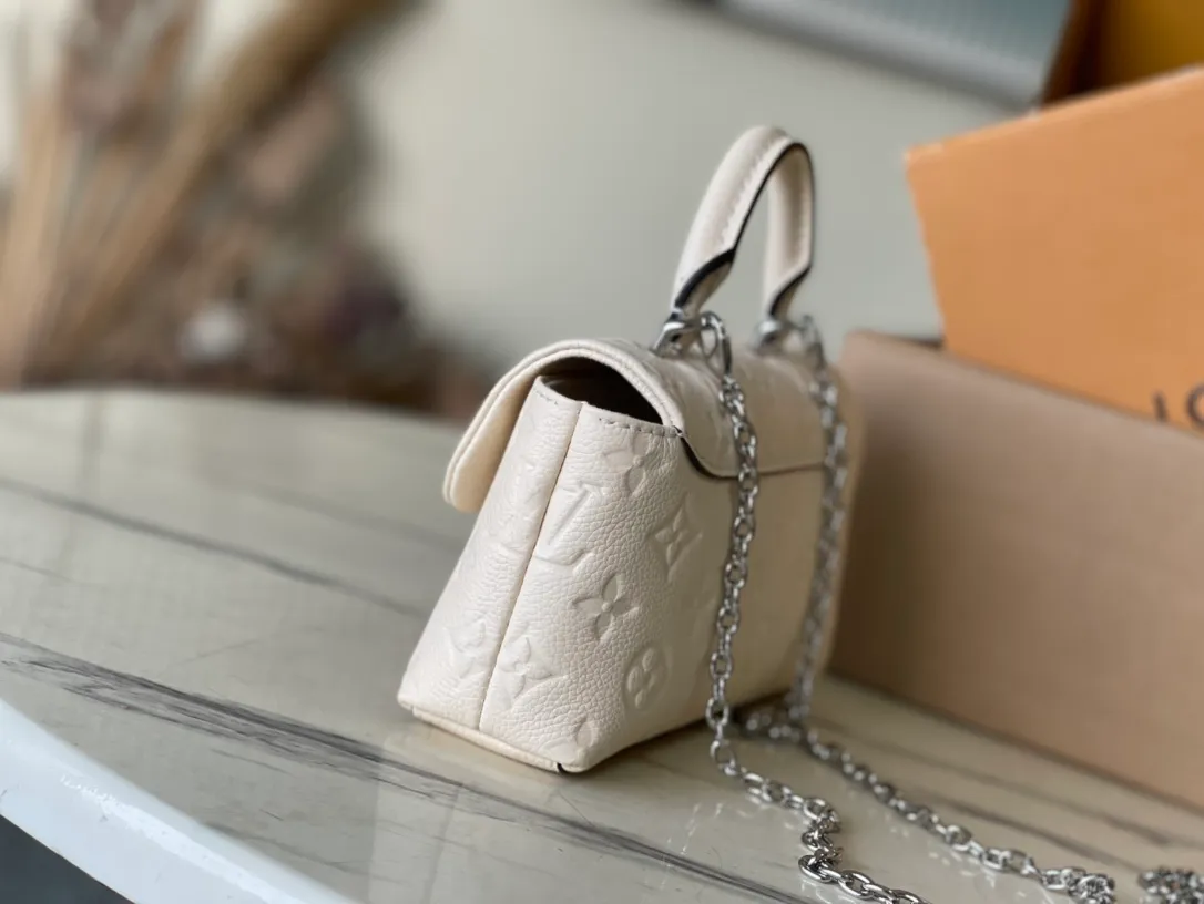 💰1040 (top layer leather) top original order M12145 This Nano Madeleine handbag is made of Monogram Empreinte leather as a pocket version of the Madeleine handbag, with a classic S-lock lock and a detachable chain embellished with the LVCircle logo. Plenty of space to accommodate daily needs, suitable for hand-held, shoulder or cross-body wear. Dimensions: 21 × 12.5 × 6 cm