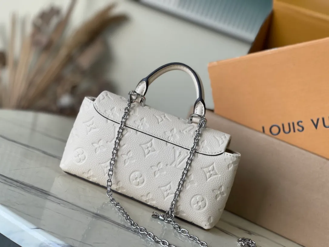 💰1040 (top layer leather) top original order M12145 This Nano Madeleine handbag is made of Monogram Empreinte leather as a pocket version of the Madeleine handbag, with a classic S-lock lock and a detachable chain embellished with the LVCircle logo. Plenty of space to accommodate daily needs, suitable for hand-held, shoulder or cross-body wear. Dimensions: 21 × 12.5 × 6 cm