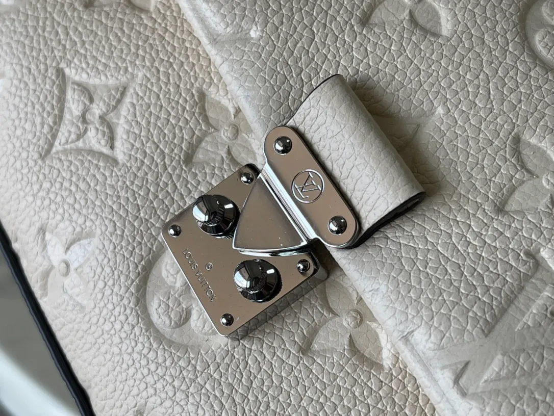 💰1040 (top layer leather) top original order M12145 This Nano Madeleine handbag is made of Monogram Empreinte leather as a pocket version of the Madeleine handbag, with a classic S-lock lock and a detachable chain embellished with the LVCircle logo. Plenty of space to accommodate daily needs, suitable for hand-held, shoulder or cross-body wear. Dimensions: 21 × 12.5 × 6 cm