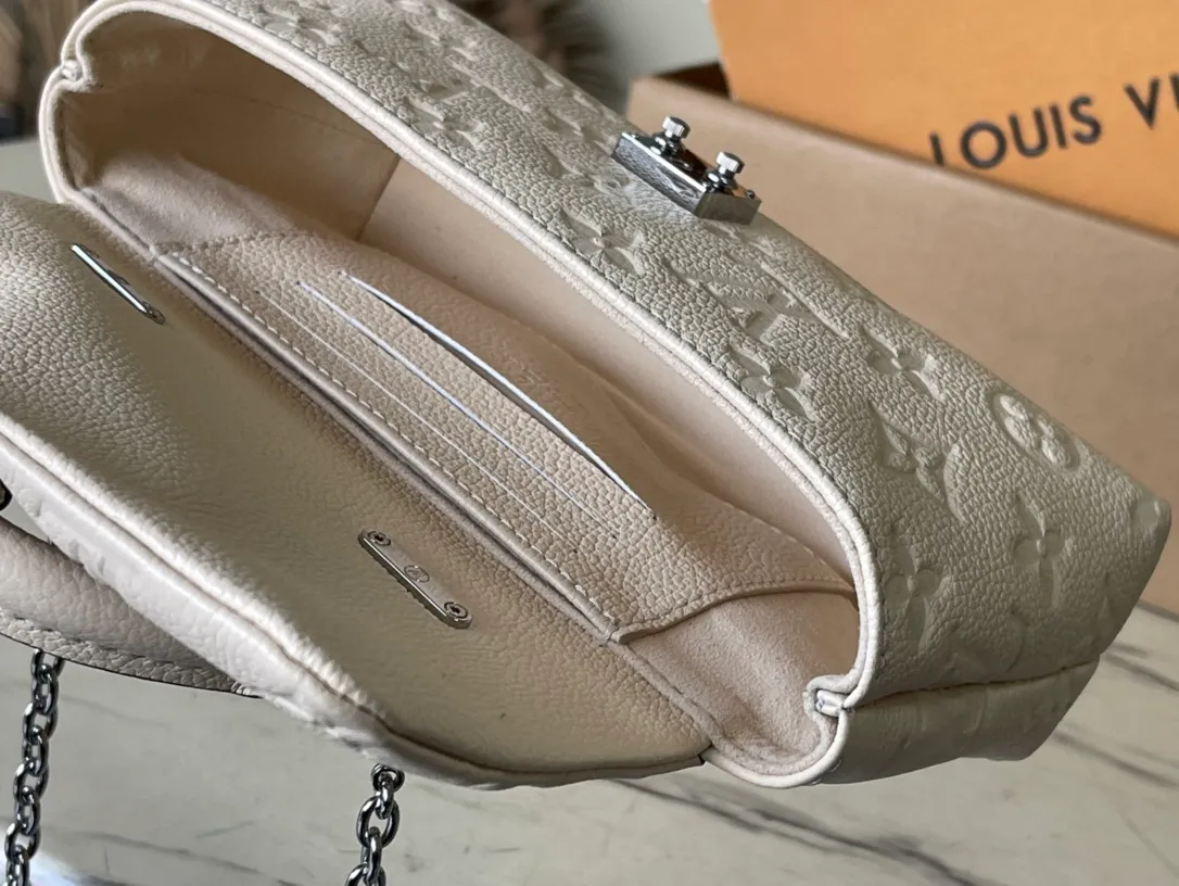 💰1040 (top layer leather) top original order M12145 This Nano Madeleine handbag is made of Monogram Empreinte leather as a pocket version of the Madeleine handbag, with a classic S-lock lock and a detachable chain embellished with the LVCircle logo. Plenty of space to accommodate daily needs, suitable for hand-held, shoulder or cross-body wear. Dimensions: 21 × 12.5 × 6 cm