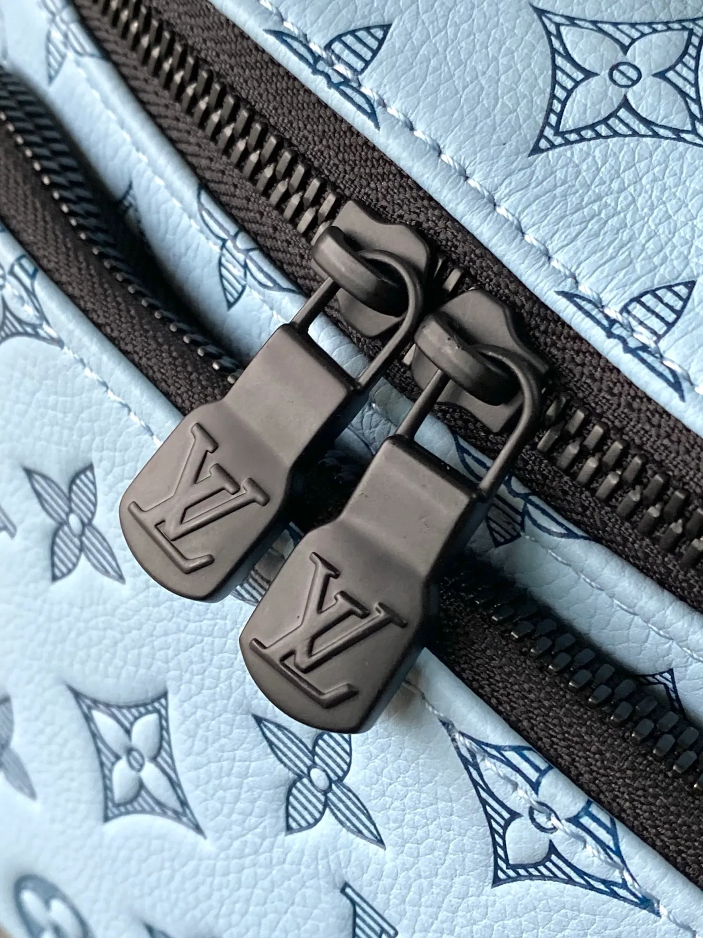 💰1100 (top-grain leather) Top-quality original order M14782 This Rush waist bag is made of Monogram Shadow embossed cow leather with a matte texture, and uses handsome tones to create a dynamic charm. Use the adjustable shoulder strap to switch between waist, shoulder and cross-body wear. 15 x 8 x 30 cm (height x width x length)