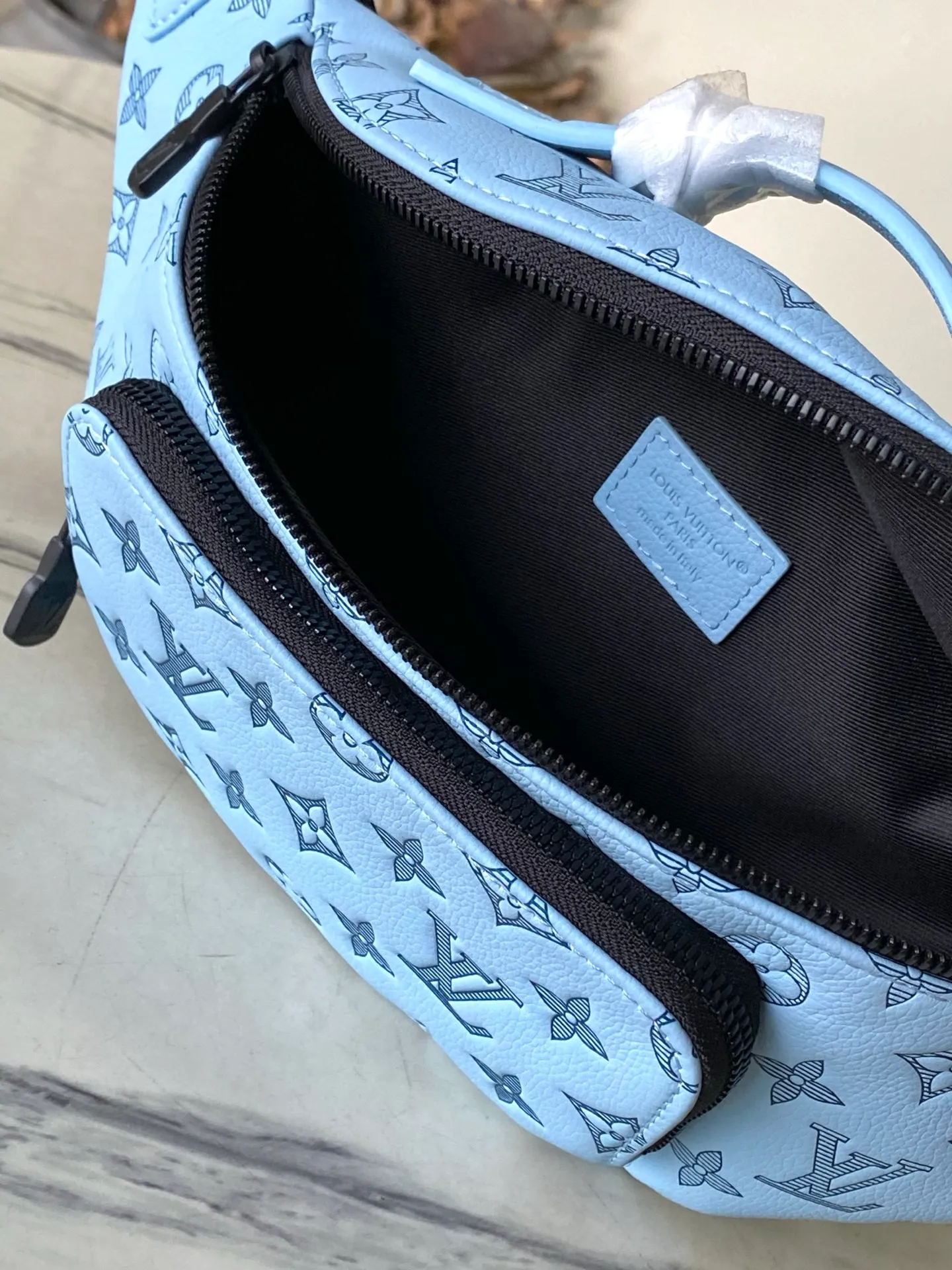 💰1100 (top-grain leather) Top-quality original order M14782 This Rush waist bag is made of Monogram Shadow embossed cow leather with a matte texture, and uses handsome tones to create a dynamic charm. Use the adjustable shoulder strap to switch between waist, shoulder and cross-body wear. 15 x 8 x 30 cm (height x width x length)