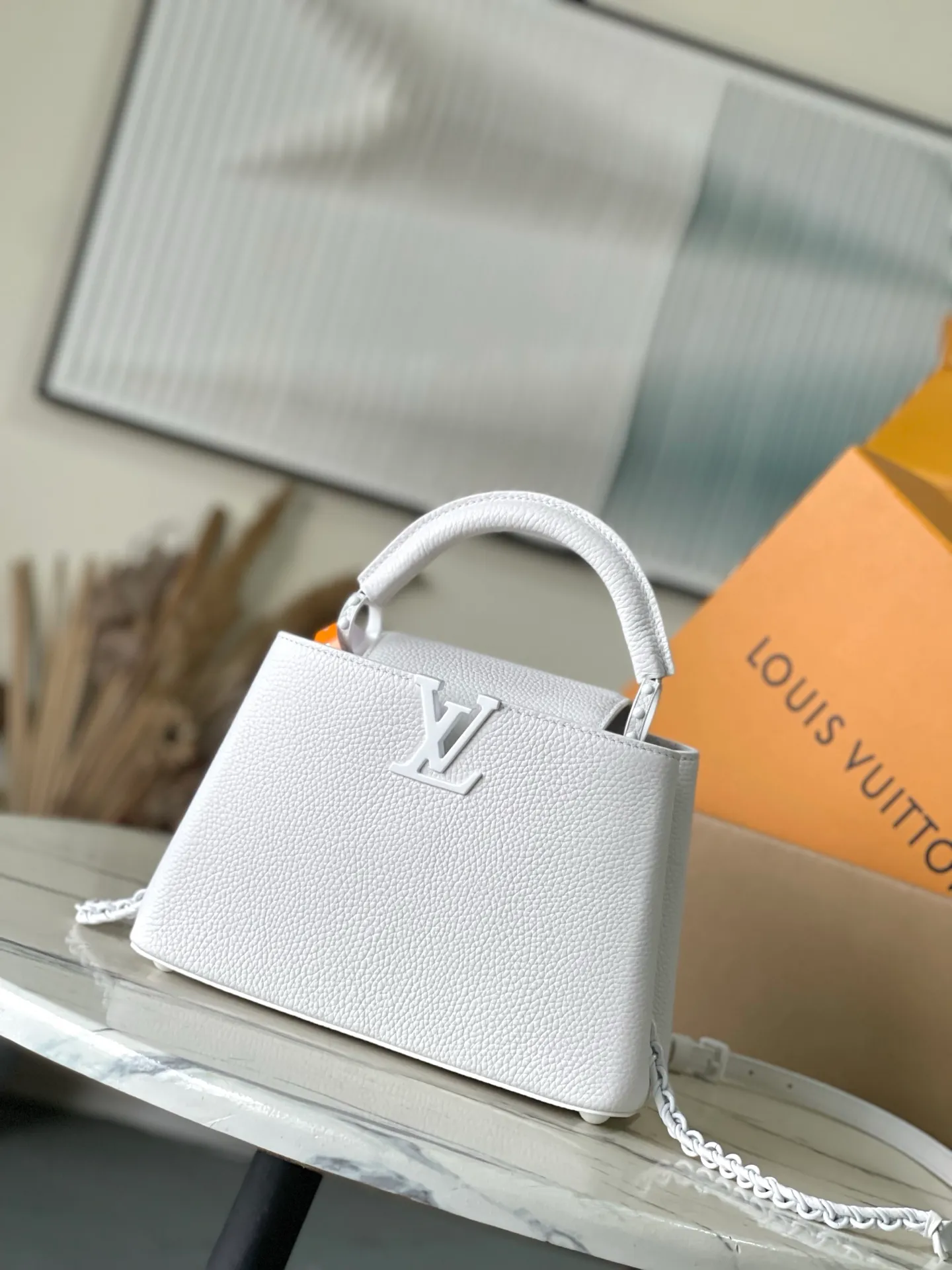 💰2360 "Special Grade Original Leather" M25256 White Paint Small This Capucines BB handbag is made of matte Taurillon cow leather with metal parts, which makes the classic design show off its neat style. The flap can be worn externally or internally, and the neat interior is equipped with multiple pockets. Attach the adjustable shoulder strap for easy cross-body wear. Dimensions: 27 × 17.3 × 9 cm