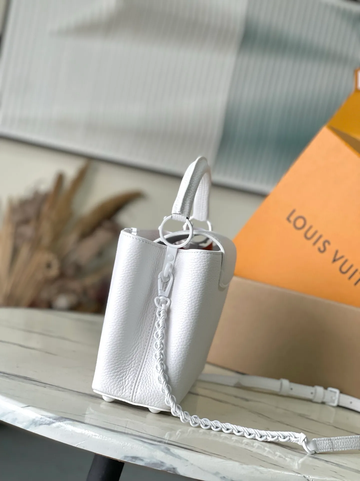 💰2360 "Special Grade Original Leather" M25256 White Paint Small This Capucines BB handbag is made of matte Taurillon cow leather with metal parts, which makes the classic design show off its neat style. The flap can be worn externally or internally, and the neat interior is equipped with multiple pockets. Attach the adjustable shoulder strap for easy cross-body wear. Dimensions: 27 × 17.3 × 9 cm