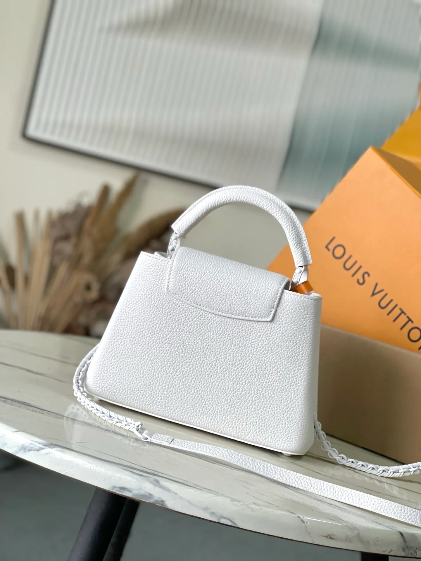 💰2360 "Special Grade Original Leather" M25256 White Paint Small This Capucines BB handbag is made of matte Taurillon cow leather with metal parts, which makes the classic design show off its neat style. The flap can be worn externally or internally, and the neat interior is equipped with multiple pockets. Attach the adjustable shoulder strap for easy cross-body wear. Dimensions: 27 × 17.3 × 9 cm