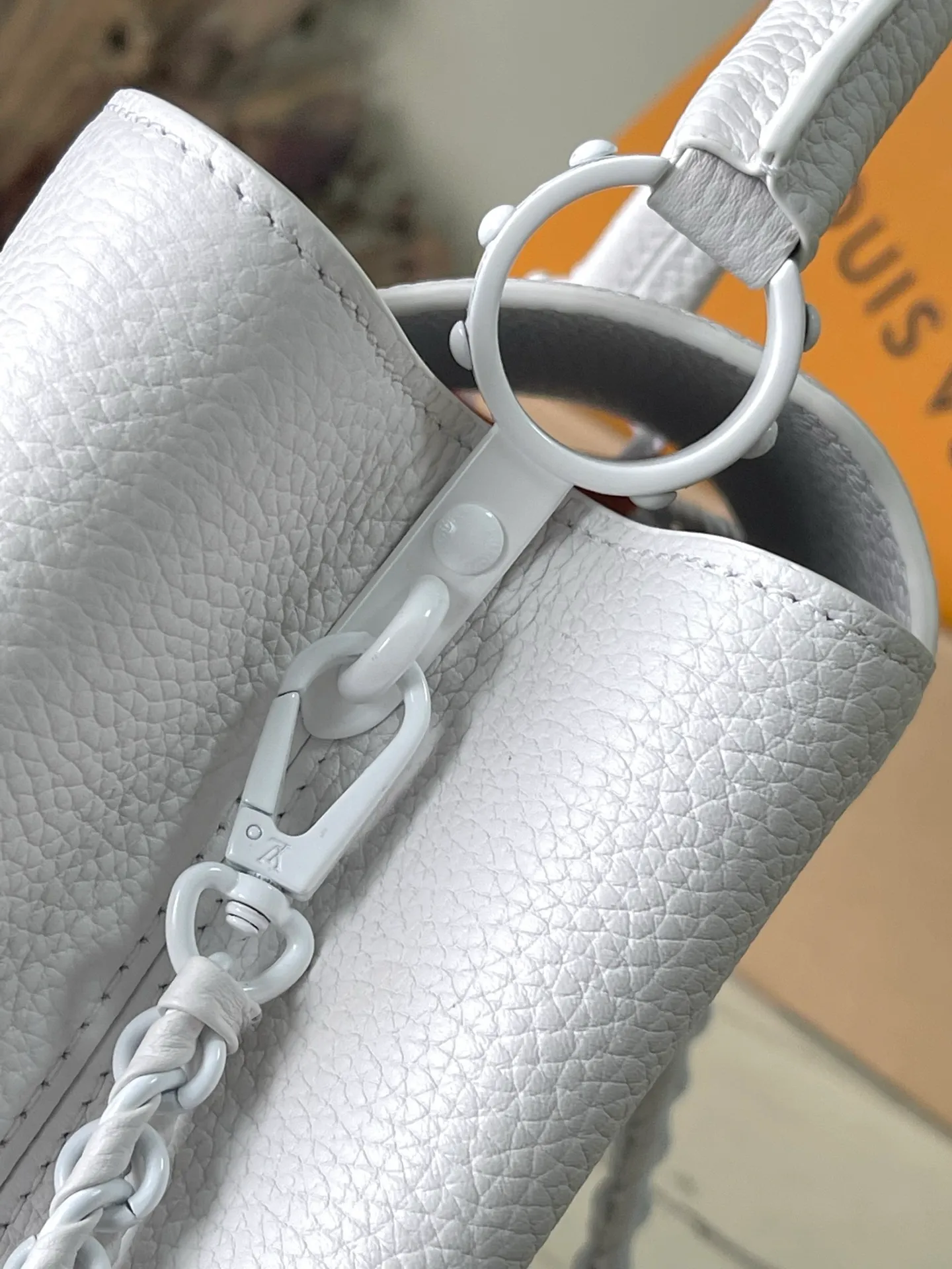 💰2360 "Special Grade Original Leather" M25256 White Paint Small This Capucines BB handbag is made of matte Taurillon cow leather with metal parts, which makes the classic design show off its neat style. The flap can be worn externally or internally, and the neat interior is equipped with multiple pockets. Attach the adjustable shoulder strap for easy cross-body wear. Dimensions: 27 × 17.3 × 9 cm