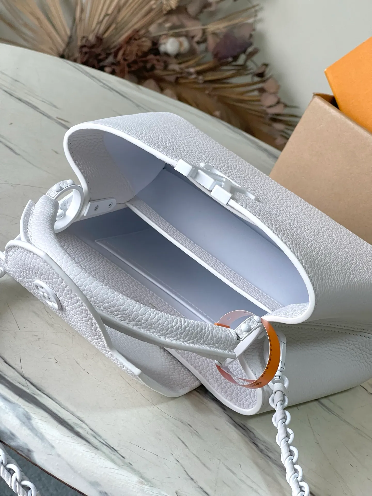 💰2360 "Special Grade Original Leather" M25256 White Paint Small This Capucines BB handbag is made of matte Taurillon cow leather with metal parts, which makes the classic design show off its neat style. The flap can be worn externally or internally, and the neat interior is equipped with multiple pockets. Attach the adjustable shoulder strap for easy cross-body wear. Dimensions: 27 × 17.3 × 9 cm