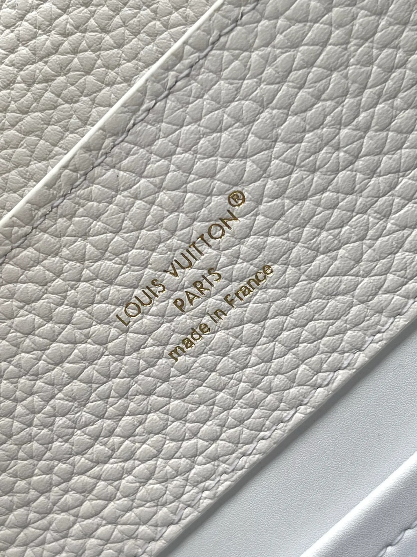 💰2360 "Special Grade Original Leather" M25256 White Paint Small This Capucines BB handbag is made of matte Taurillon cow leather with metal parts, which makes the classic design show off its neat style. The flap can be worn externally or internally, and the neat interior is equipped with multiple pockets. Attach the adjustable shoulder strap for easy cross-body wear. Dimensions: 27 × 17.3 × 9 cm