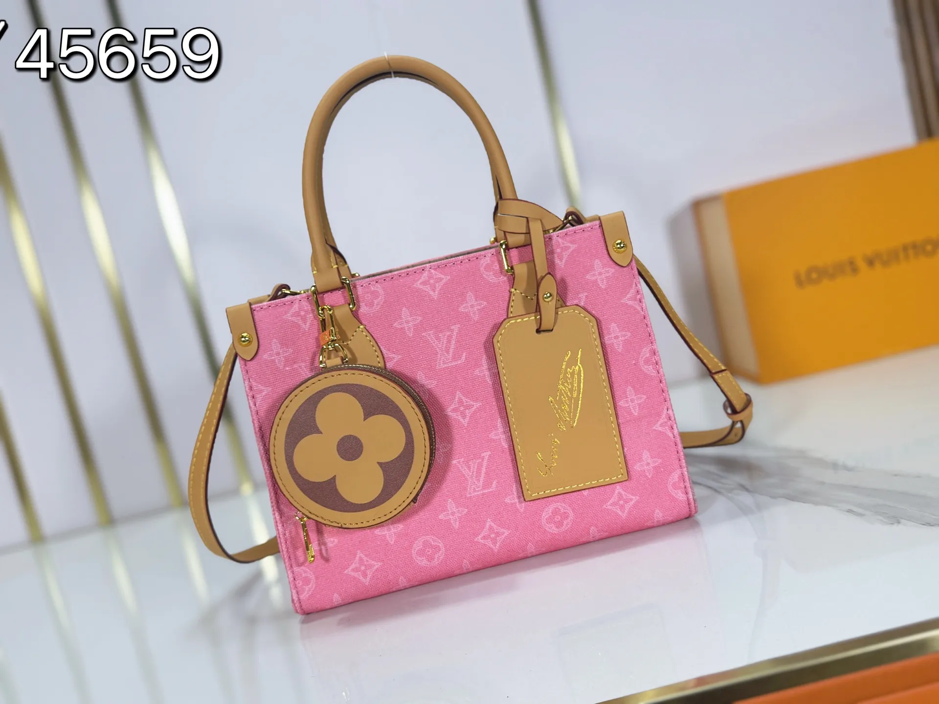 P260 upgraded original M28289 M45659 M44571 To celebrate the 130th anniversary of Louis Vuitton's Monogram pattern, this small OnTheGo handbag chooses Monogram Origine Bleu Courrier pattern canvas to reinterpret classic elements from a retro perspective. The shoulder straps, handles and address plaque are cut out of cowhide, and the striped lining and pockets open to reveal. Zipper bag securely stores valuables. Dimensions: 25 x 19 x 11.5 (cm) ((length x height x width)