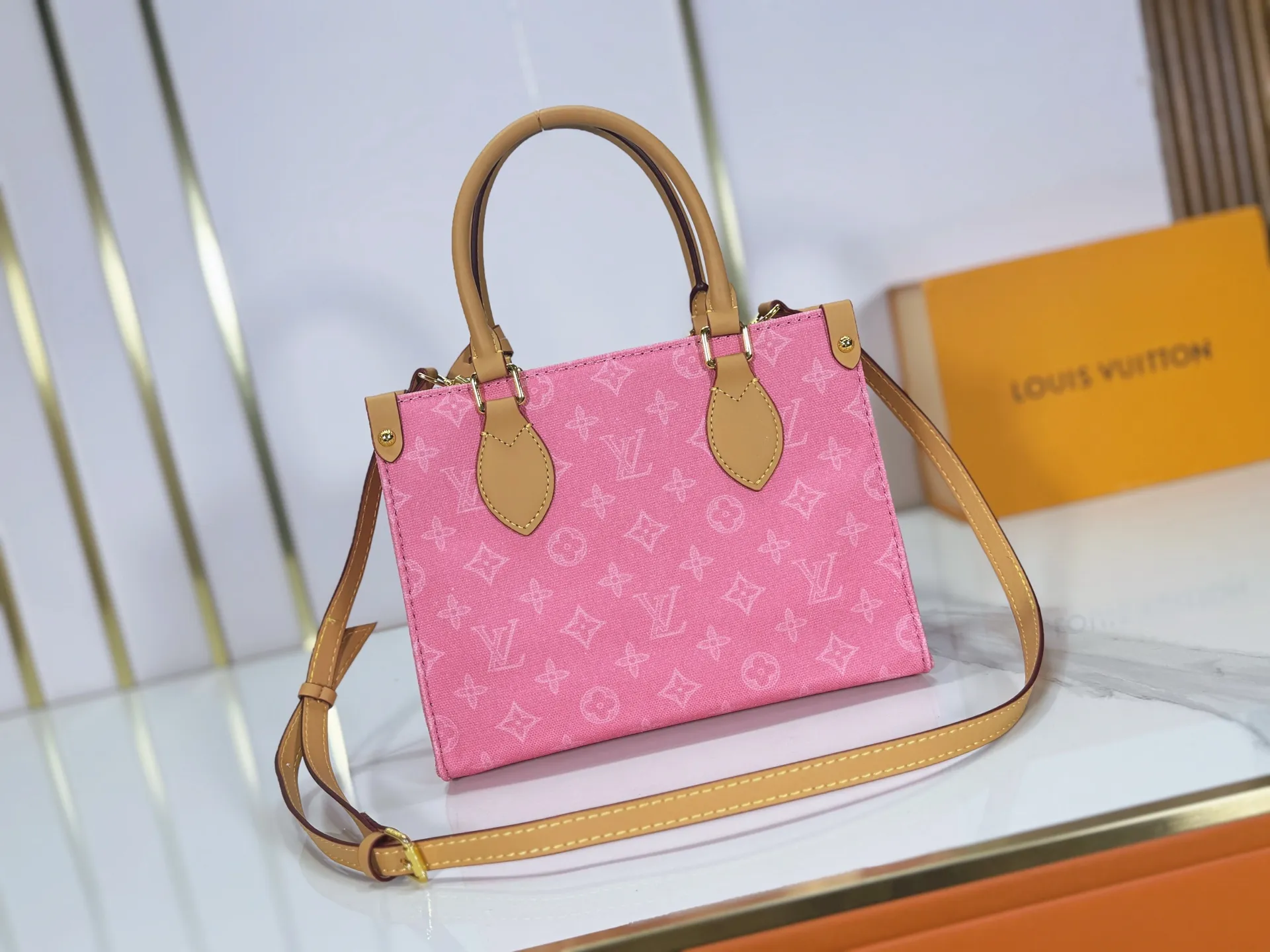 P260 upgraded original M28289 M45659 M44571 To celebrate the 130th anniversary of Louis Vuitton's Monogram pattern, this small OnTheGo handbag chooses Monogram Origine Bleu Courrier pattern canvas to reinterpret classic elements from a retro perspective. The shoulder straps, handles and address plaque are cut out of cowhide, and the striped lining and pockets open to reveal. Zipper bag securely stores valuables. Dimensions: 25 x 19 x 11.5 (cm) ((length x height x width)