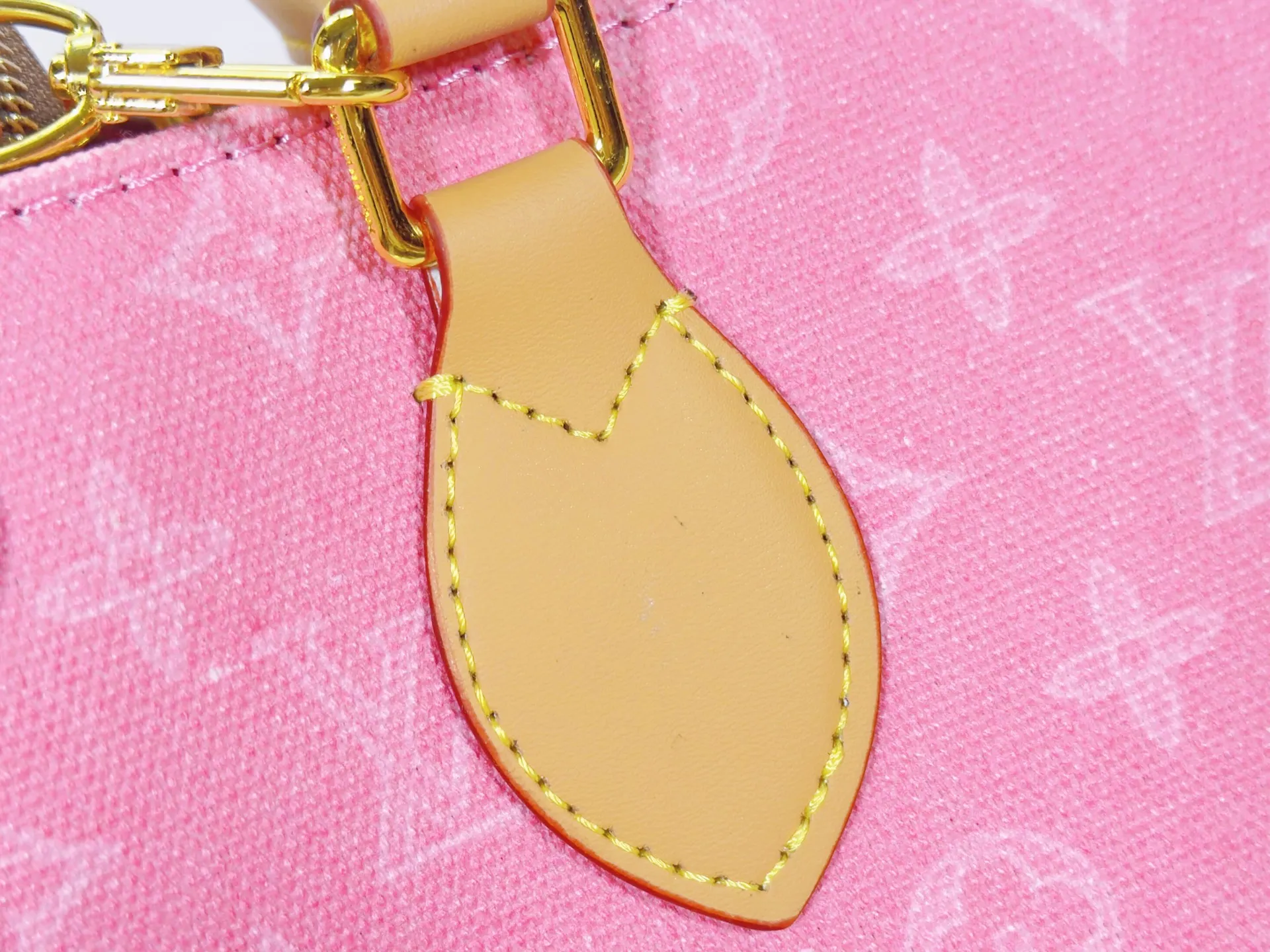 P260 upgraded original M28289 M45659 M44571 To celebrate the 130th anniversary of Louis Vuitton's Monogram pattern, this small OnTheGo handbag chooses Monogram Origine Bleu Courrier pattern canvas to reinterpret classic elements from a retro perspective. The shoulder straps, handles and address plaque are cut out of cowhide, and the striped lining and pockets open to reveal. Zipper bag securely stores valuables. Dimensions: 25 x 19 x 11.5 (cm) ((length x height x width)