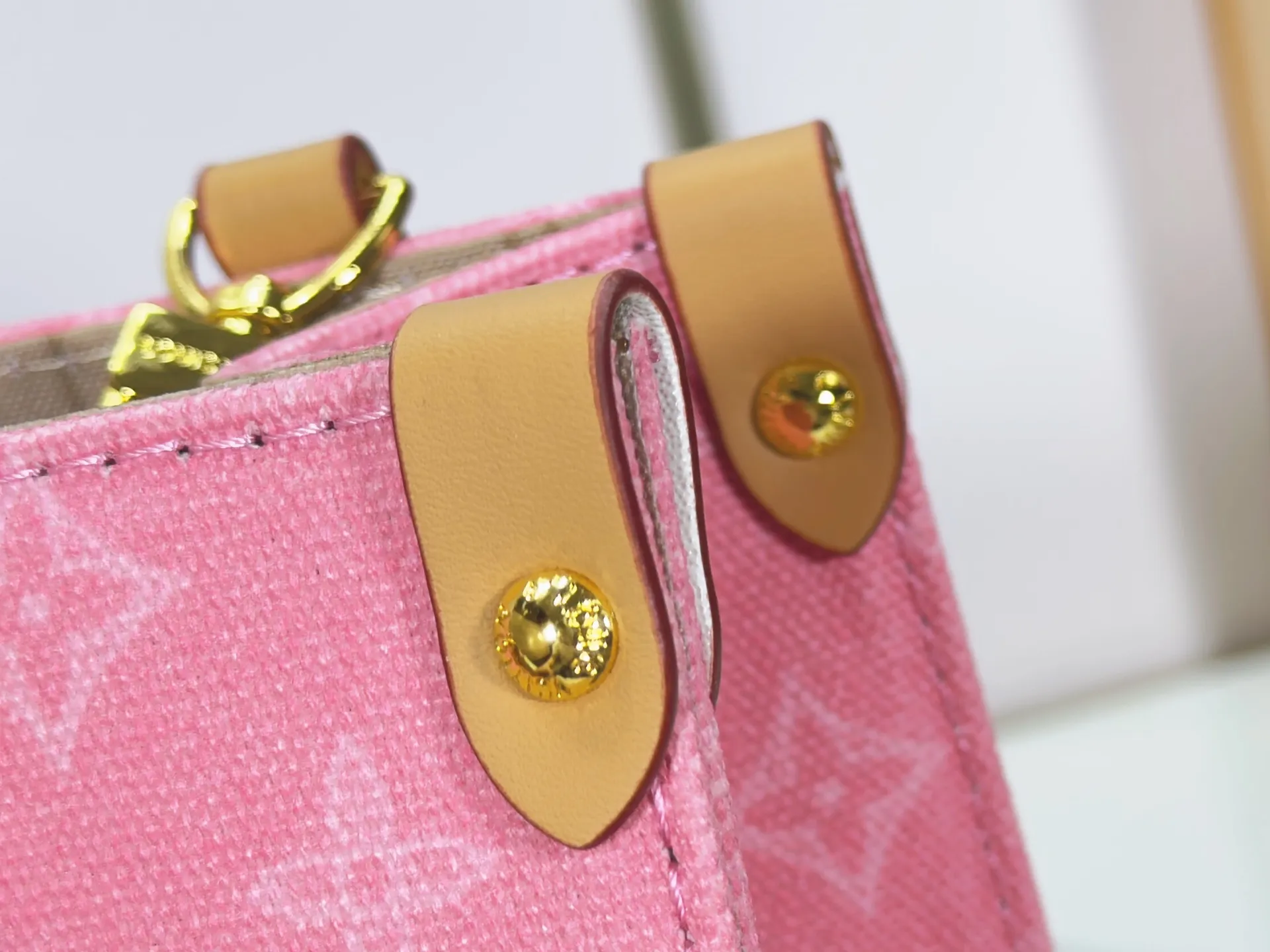 P260 upgraded original M28289 M45659 M44571 To celebrate the 130th anniversary of Louis Vuitton's Monogram pattern, this small OnTheGo handbag chooses Monogram Origine Bleu Courrier pattern canvas to reinterpret classic elements from a retro perspective. The shoulder straps, handles and address plaque are cut out of cowhide, and the striped lining and pockets open to reveal. Zipper bag securely stores valuables. Dimensions: 25 x 19 x 11.5 (cm) ((length x height x width)