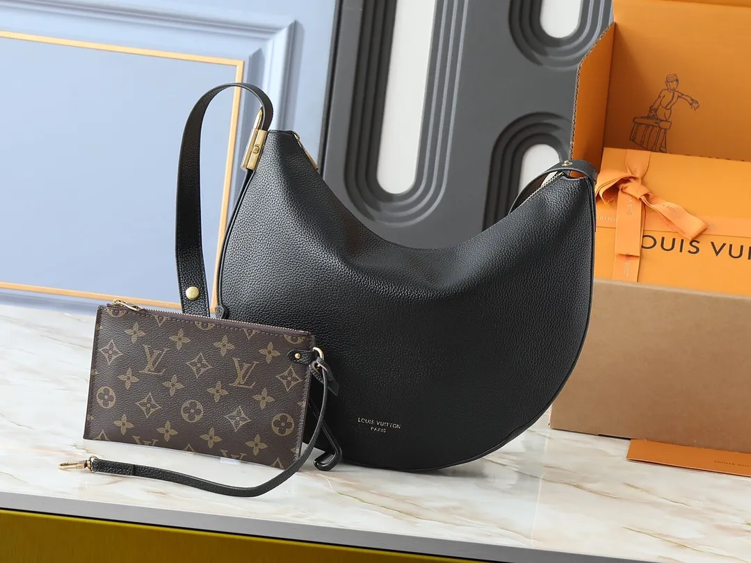 💰280💰Upgraded from the original M14417 M14642 M14635 Louis Vuitton launches the Low Key Cookie medium handbag, highlighting the brand's heritage and exquisite craftsmanship with its elegant design. The soft cow leather will develop a unique color over time, and the distressed metal padlock and removable Monogram storage bag are rich details, allowing you to switch to multiple carrying methods at will. Dimensions: 32.0 x 26.0 x 5.0 cm (length x height x width)