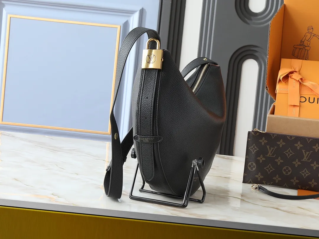 💰280💰Upgraded from the original M14417 M14642 M14635 Louis Vuitton launches the Low Key Cookie medium handbag, highlighting the brand's heritage and exquisite craftsmanship with its elegant design. The soft cow leather will develop a unique color over time, and the distressed metal padlock and removable Monogram storage bag are rich details, allowing you to switch to multiple carrying methods at will. Dimensions: 32.0 x 26.0 x 5.0 cm (length x height x width)