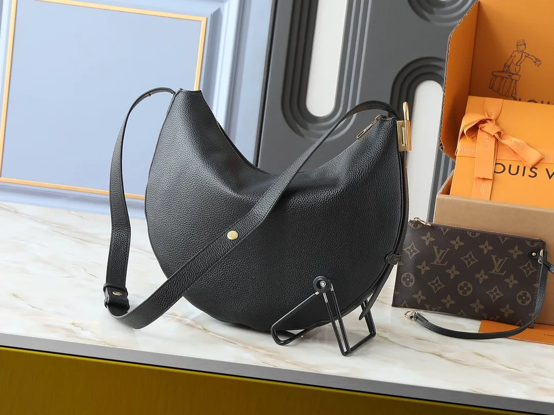 💰280💰Upgraded from the original M14417 M14642 M14635 Louis Vuitton launches the Low Key Cookie medium handbag, highlighting the brand's heritage and exquisite craftsmanship with its elegant design. The soft cow leather will develop a unique color over time, and the distressed metal padlock and removable Monogram storage bag are rich details, allowing you to switch to multiple carrying methods at will. Dimensions: 32.0 x 26.0 x 5.0 cm (length x height x width)