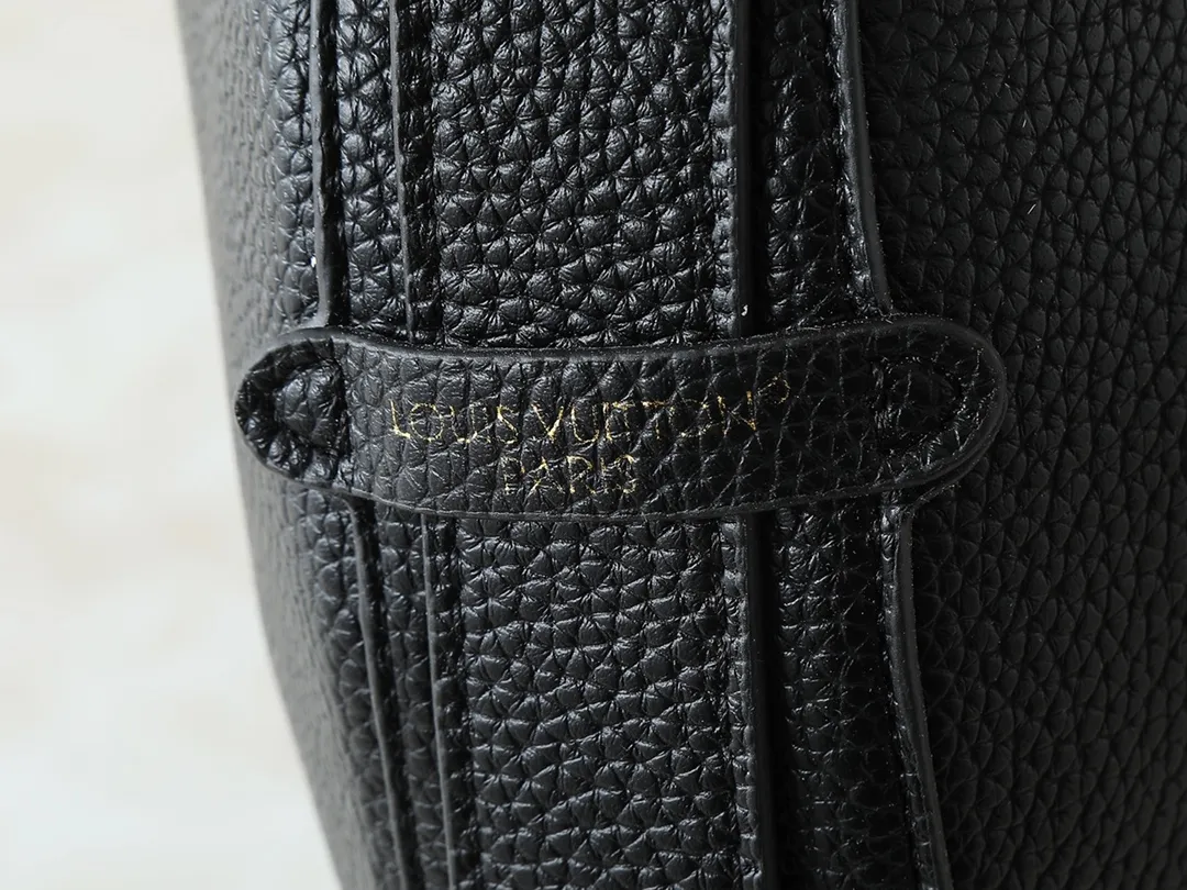 💰280💰Upgraded from the original M14417 M14642 M14635 Louis Vuitton launches the Low Key Cookie medium handbag, highlighting the brand's heritage and exquisite craftsmanship with its elegant design. The soft cow leather will develop a unique color over time, and the distressed metal padlock and removable Monogram storage bag are rich details, allowing you to switch to multiple carrying methods at will. Dimensions: 32.0 x 26.0 x 5.0 cm (length x height x width)