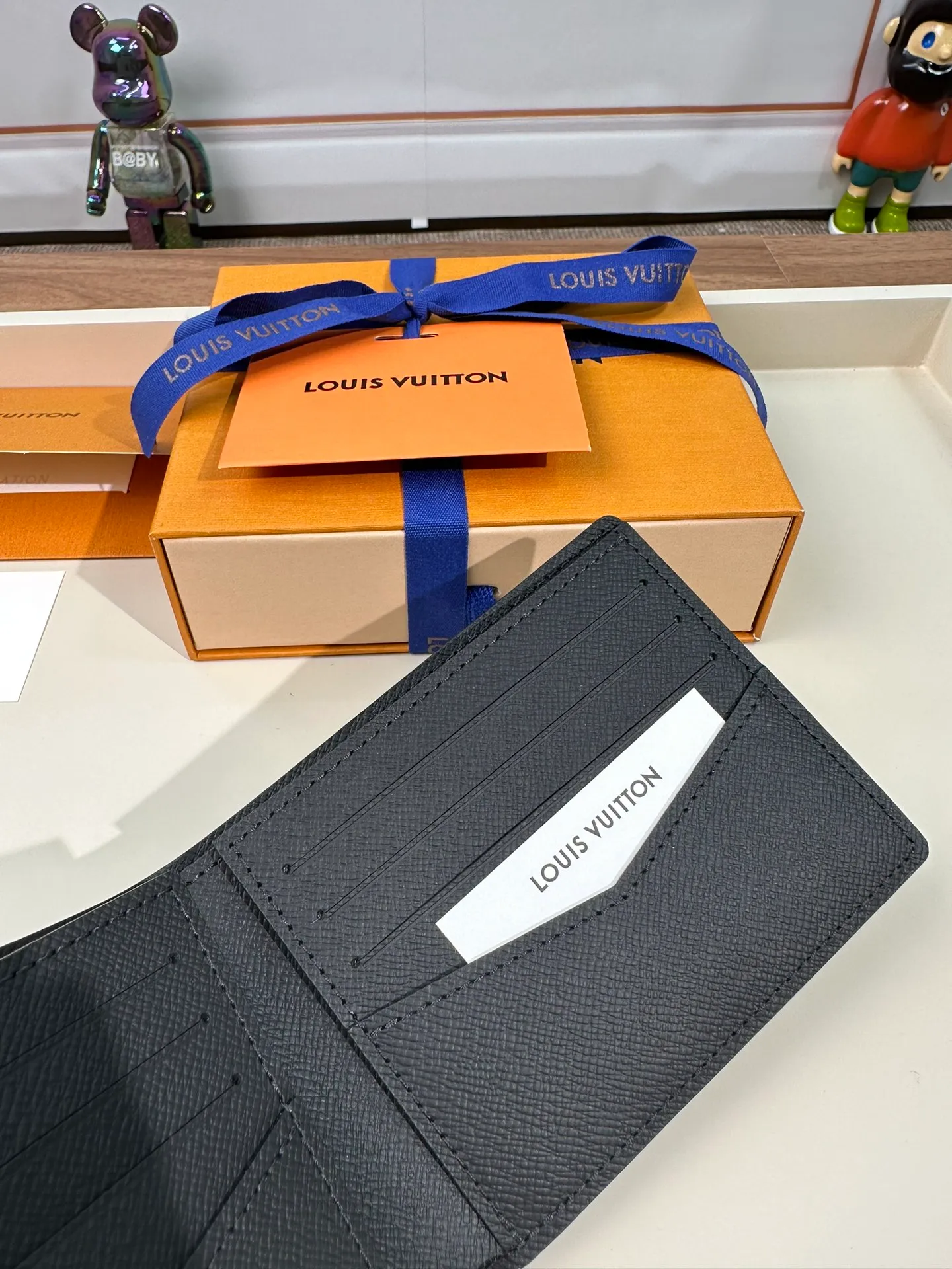 P440 M62294 [Special Genuine Product] Named after Slender, it is extremely slim. Crafted from fine Damier Infini leather, it's compact enough to hold all your essentials while still fitting easily into the front and rear pockets. 11X8cm