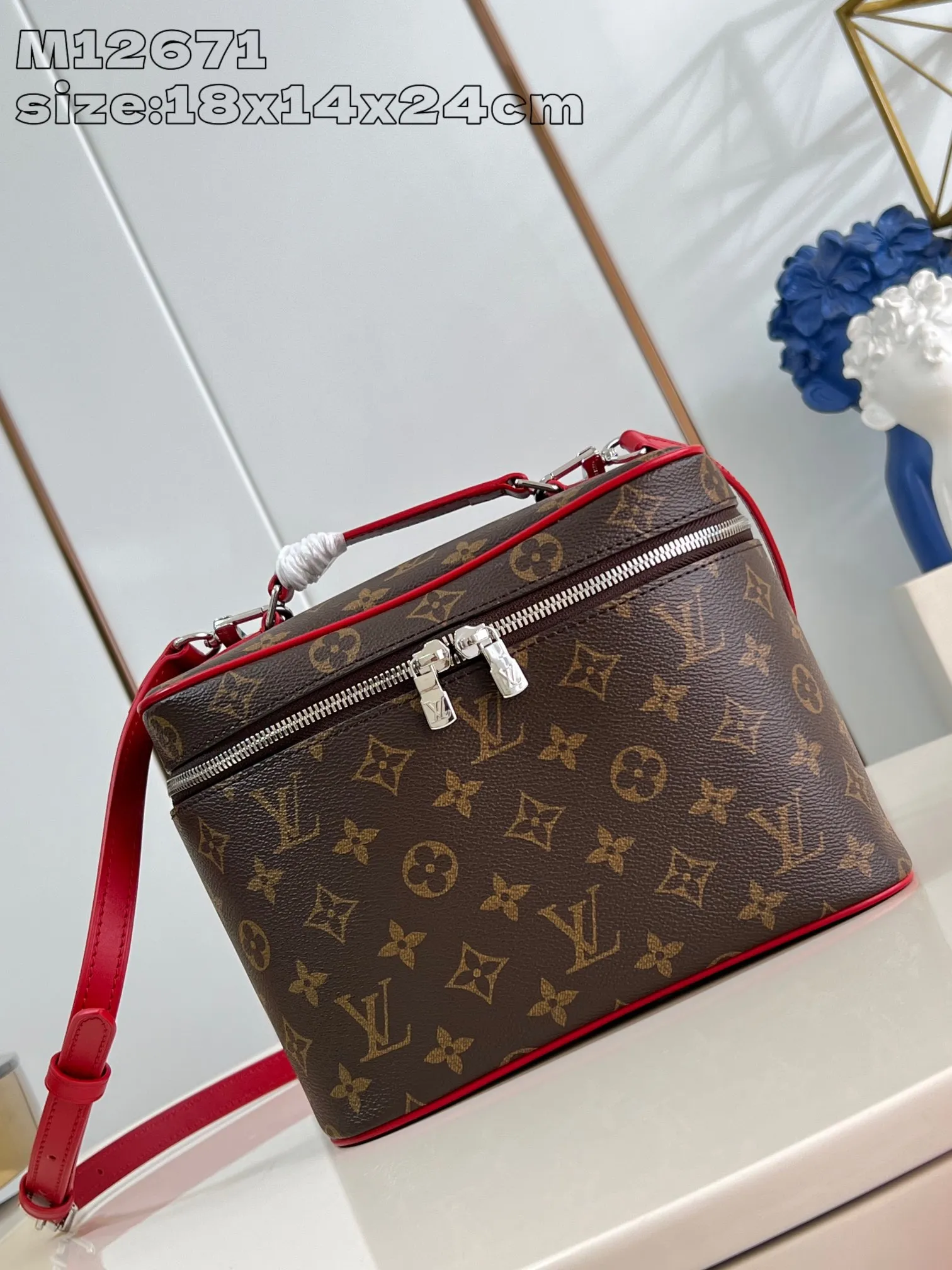 💰960 top original order [Exclusive real shot M12671 red] This Nice BB cosmetic bag is made of Monogram Macassar canvas, paying tribute to the classic style of Nice Vanity cosmetic bag with elegant brushwork. Leather trim, top handles and a washable lining add a pop of color, and the top flap opens to reveal ample interior patch and zip pockets. 18 x 14.5 x 24 cm (height x width x length)