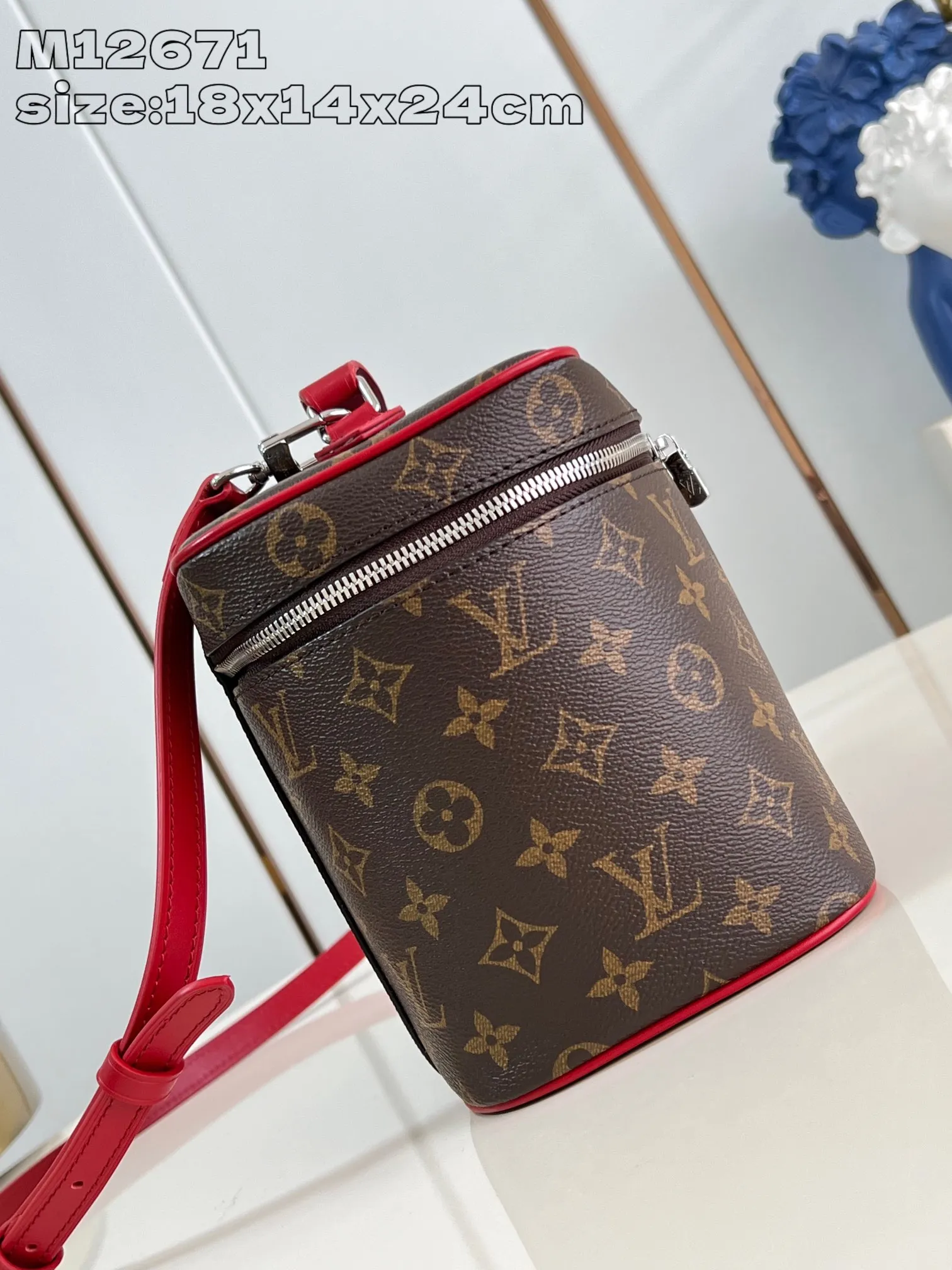 💰960 top original order [Exclusive real shot M12671 red] This Nice BB cosmetic bag is made of Monogram Macassar canvas, paying tribute to the classic style of Nice Vanity cosmetic bag with elegant brushwork. Leather trim, top handles and a washable lining add a pop of color, and the top flap opens to reveal ample interior patch and zip pockets. 18 x 14.5 x 24 cm (height x width x length)