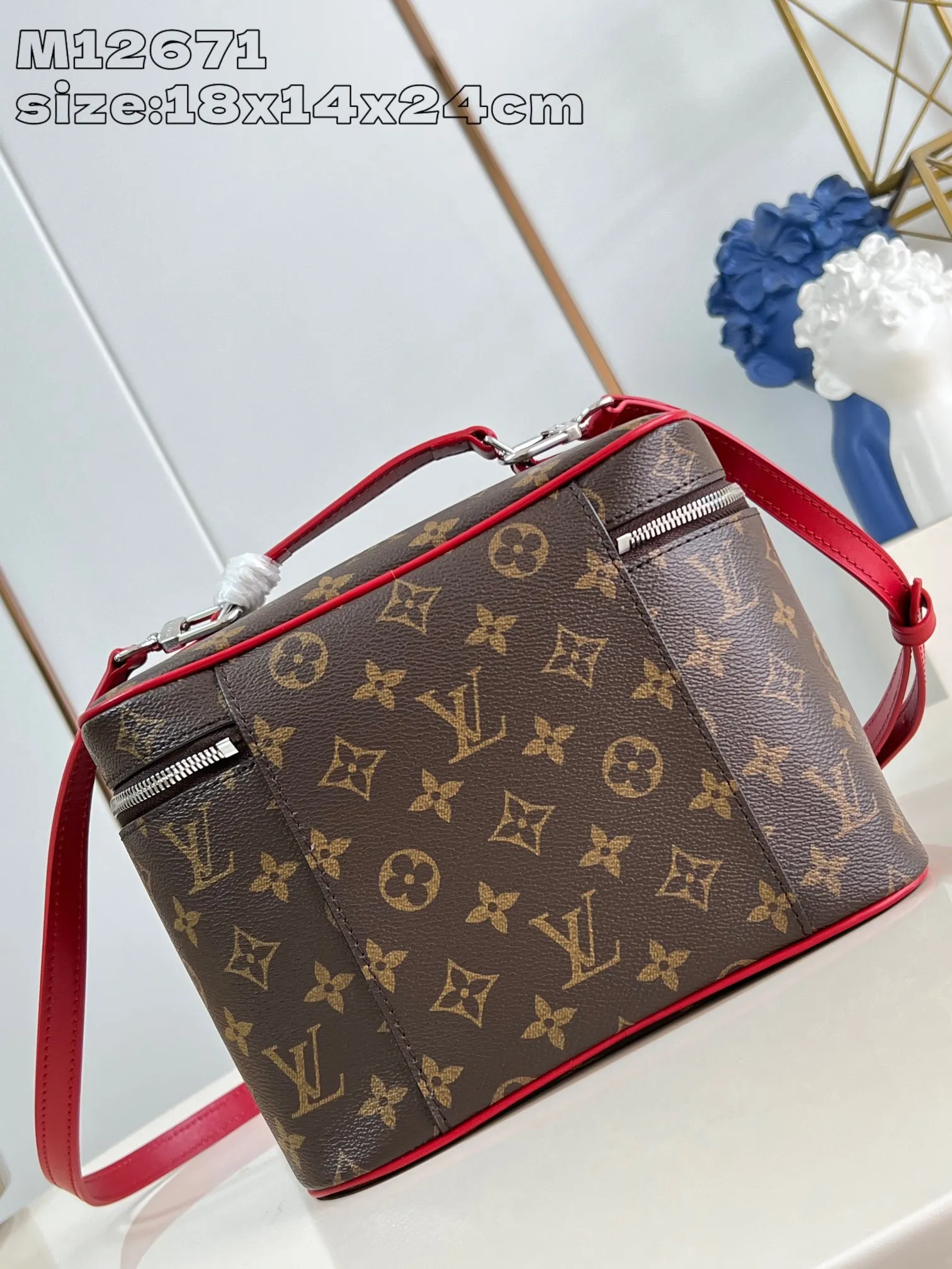 💰960 top original order [Exclusive real shot M12671 red] This Nice BB cosmetic bag is made of Monogram Macassar canvas, paying tribute to the classic style of Nice Vanity cosmetic bag with elegant brushwork. Leather trim, top handles and a washable lining add a pop of color, and the top flap opens to reveal ample interior patch and zip pockets. 18 x 14.5 x 24 cm (height x width x length)