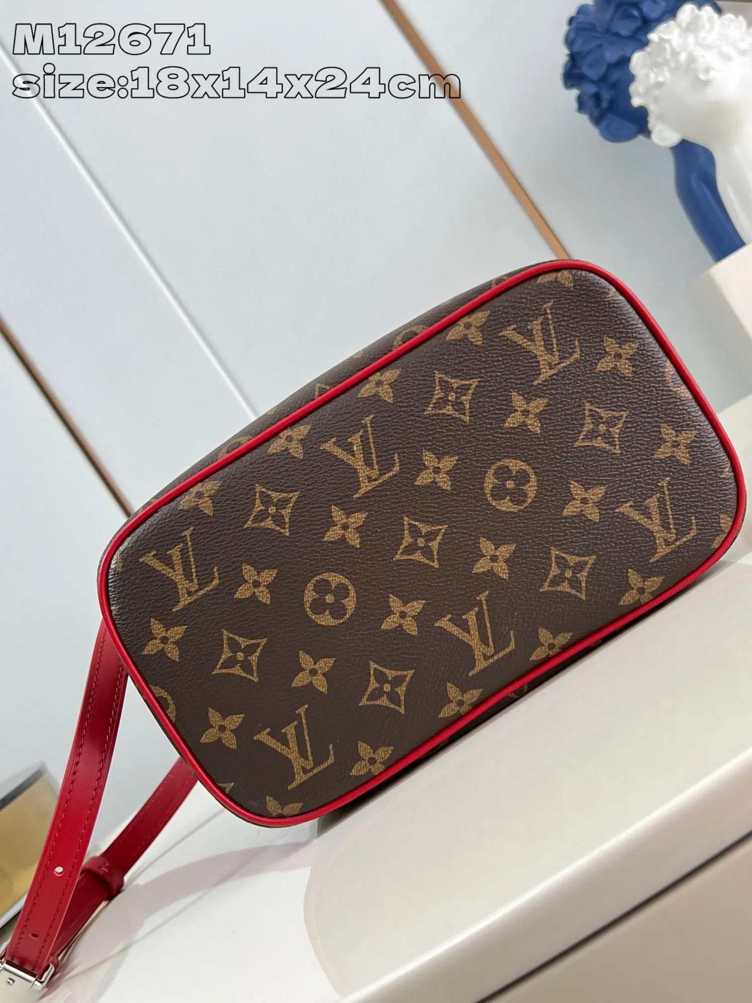 💰960 top original order [Exclusive real shot M12671 red] This Nice BB cosmetic bag is made of Monogram Macassar canvas, paying tribute to the classic style of Nice Vanity cosmetic bag with elegant brushwork. Leather trim, top handles and a washable lining add a pop of color, and the top flap opens to reveal ample interior patch and zip pockets. 18 x 14.5 x 24 cm (height x width x length)