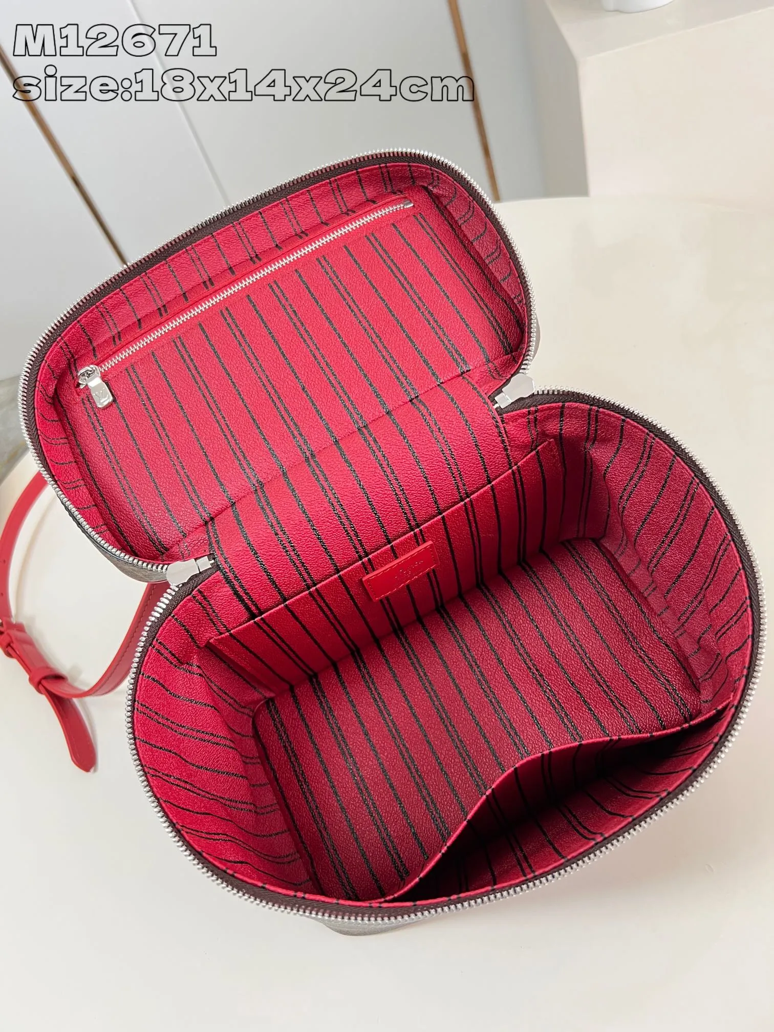 💰960 top original order [Exclusive real shot M12671 red] This Nice BB cosmetic bag is made of Monogram Macassar canvas, paying tribute to the classic style of Nice Vanity cosmetic bag with elegant brushwork. Leather trim, top handles and a washable lining add a pop of color, and the top flap opens to reveal ample interior patch and zip pockets. 18 x 14.5 x 24 cm (height x width x length)