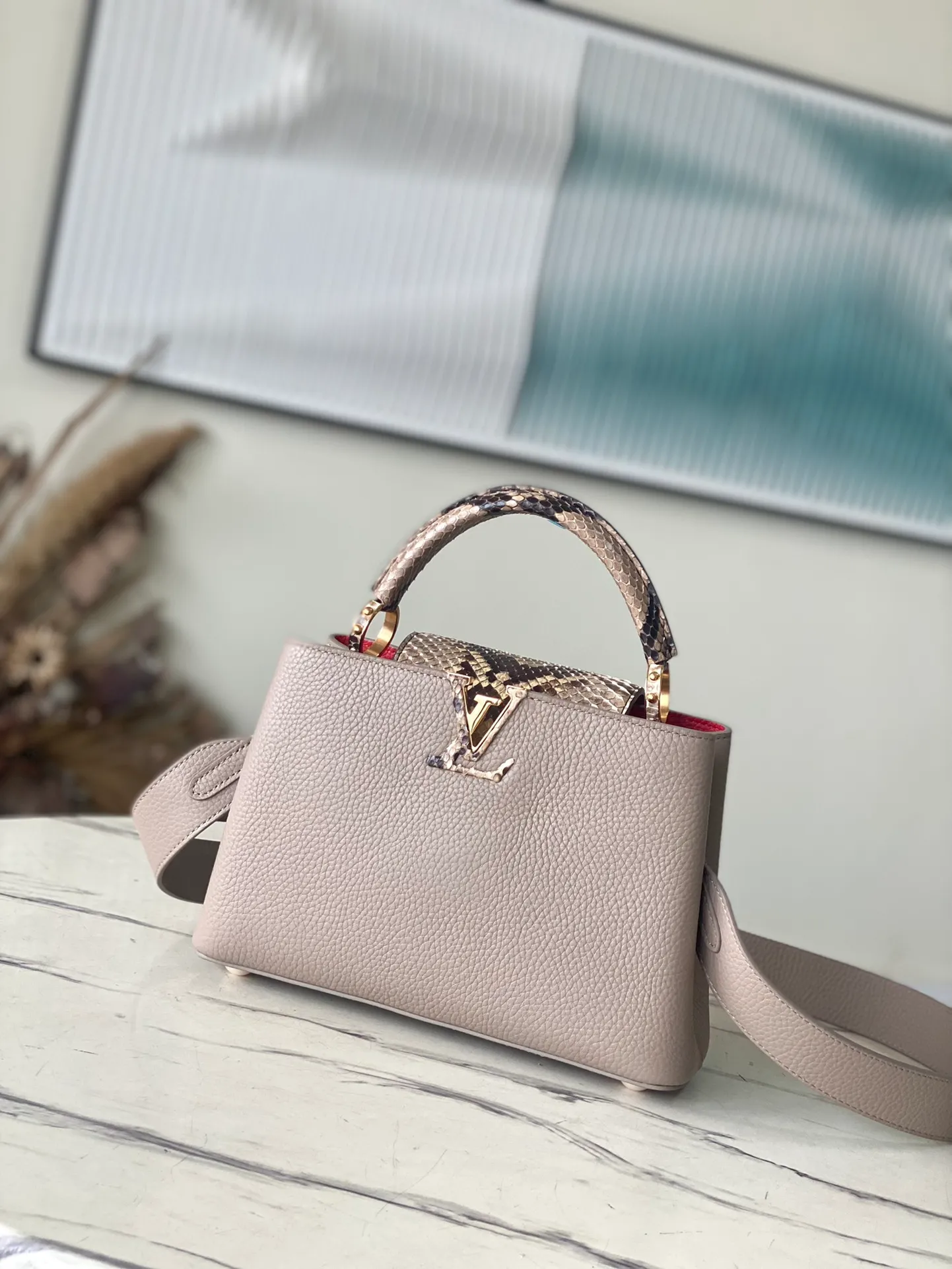 💰2460 (Special Grade Original Leather) N80931 M80741 Elephant Gray Red Interior Small This Capucines small handbag is made of deep-dyed Taurillon leather, with gorgeous python leather embellishment on the handles and flap. Whether carried by hand or worn on the shoulder with the wide shoulder strap, you can create an eye-catching style in any occasion. Dimensions: 27 x 18 x 9 cm