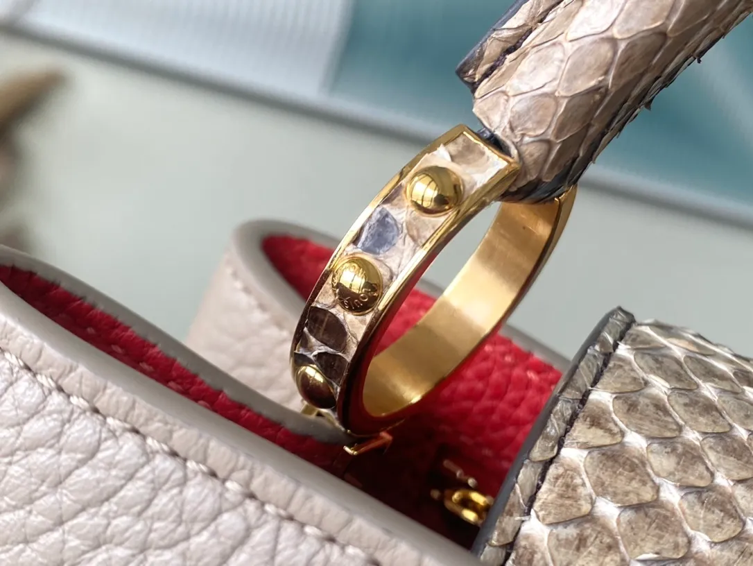 💰2460 (Special Grade Original Leather) N80931 M80741 Elephant Gray Red Interior Small This Capucines small handbag is made of deep-dyed Taurillon leather, with gorgeous python leather embellishment on the handles and flap. Whether carried by hand or worn on the shoulder with the wide shoulder strap, you can create an eye-catching style in any occasion. Dimensions: 27 x 18 x 9 cm