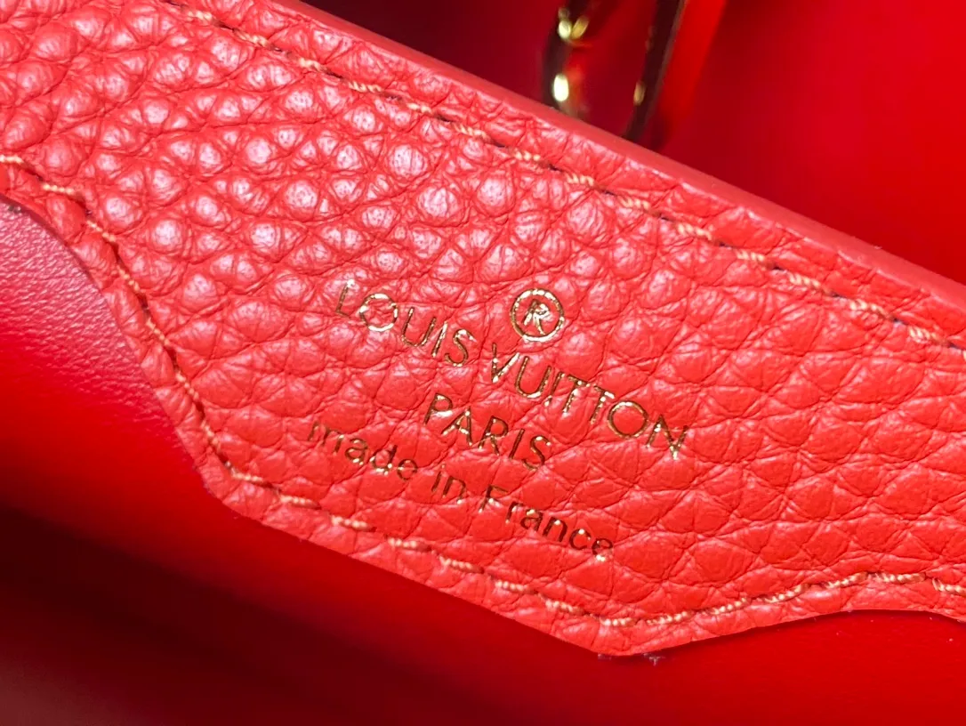 💰2460 (Special Grade Original Leather) N80931 M80741 Elephant Gray Red Interior Small This Capucines small handbag is made of deep-dyed Taurillon leather, with gorgeous python leather embellishment on the handles and flap. Whether carried by hand or worn on the shoulder with the wide shoulder strap, you can create an eye-catching style in any occasion. Dimensions: 27 x 18 x 9 cm