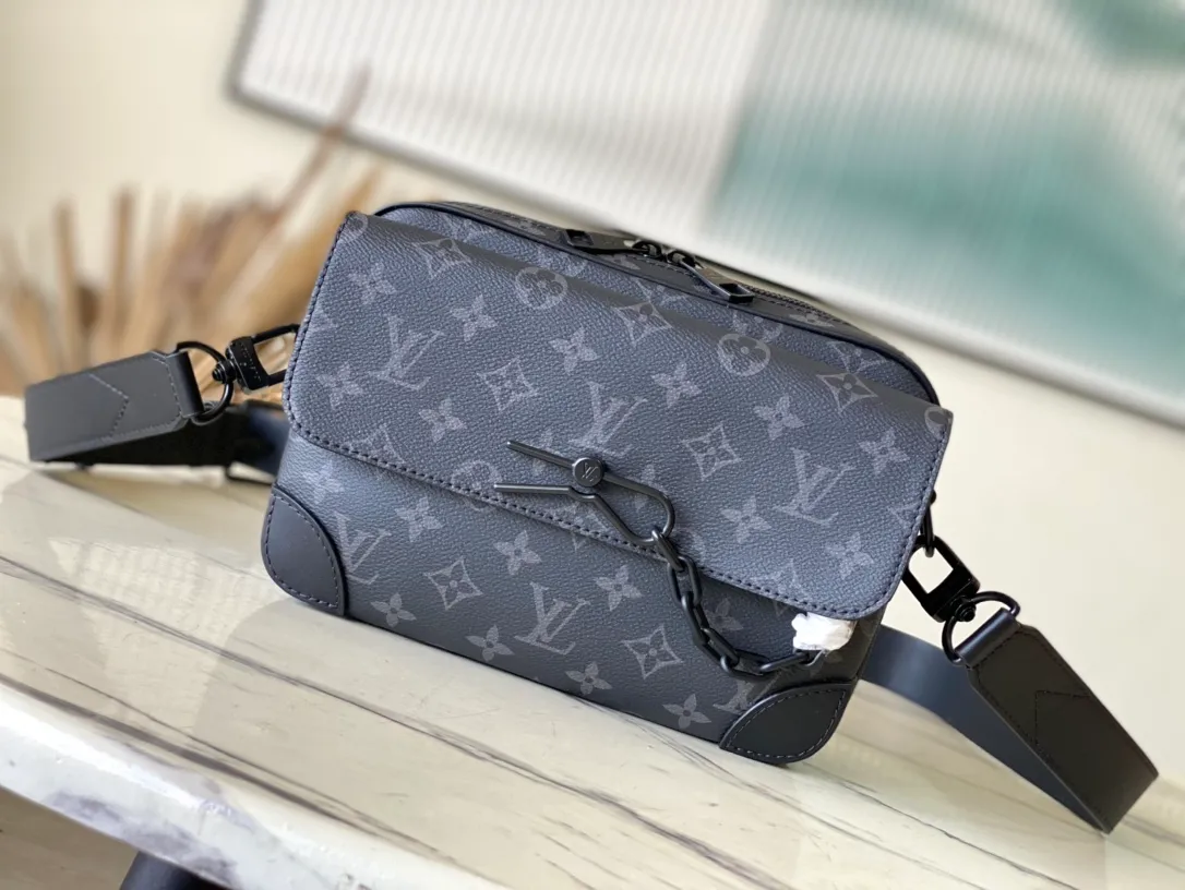 💰940 Top original order M46795 Black Flower This Steamer messenger bag combines modern functions and classic elements with a modern configuration that fits the body shape. The reinforced leather corners and chain and pin elements refer back to the traditional Louis Vuitton Steamer hard case design, and the wide hood and adjustable shoulder strap provide a comfortable carrying experience. Dimensions: 24 × 17 × 5 cm