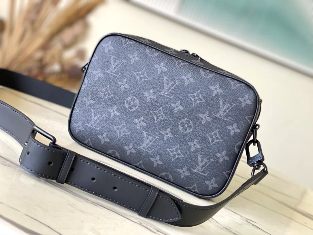 💰940 Top original order M46795 Black Flower This Steamer messenger bag combines modern functions and classic elements with a modern configuration that fits the body shape. The reinforced leather corners and chain and pin elements refer back to the traditional Louis Vuitton Steamer hard case design, and the wide hood and adjustable shoulder strap provide a comfortable carrying experience. Dimensions: 24 × 17 × 5 cm