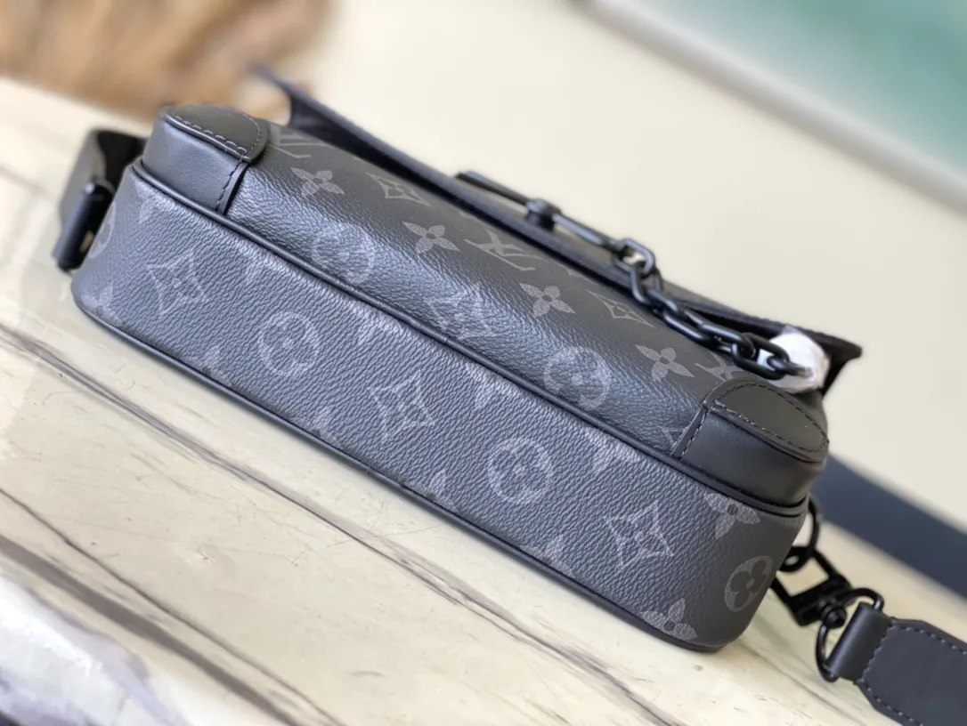 💰940 Top original order M46795 Black Flower This Steamer messenger bag combines modern functions and classic elements with a modern configuration that fits the body shape. The reinforced leather corners and chain and pin elements refer back to the traditional Louis Vuitton Steamer hard case design, and the wide hood and adjustable shoulder strap provide a comfortable carrying experience. Dimensions: 24 × 17 × 5 cm