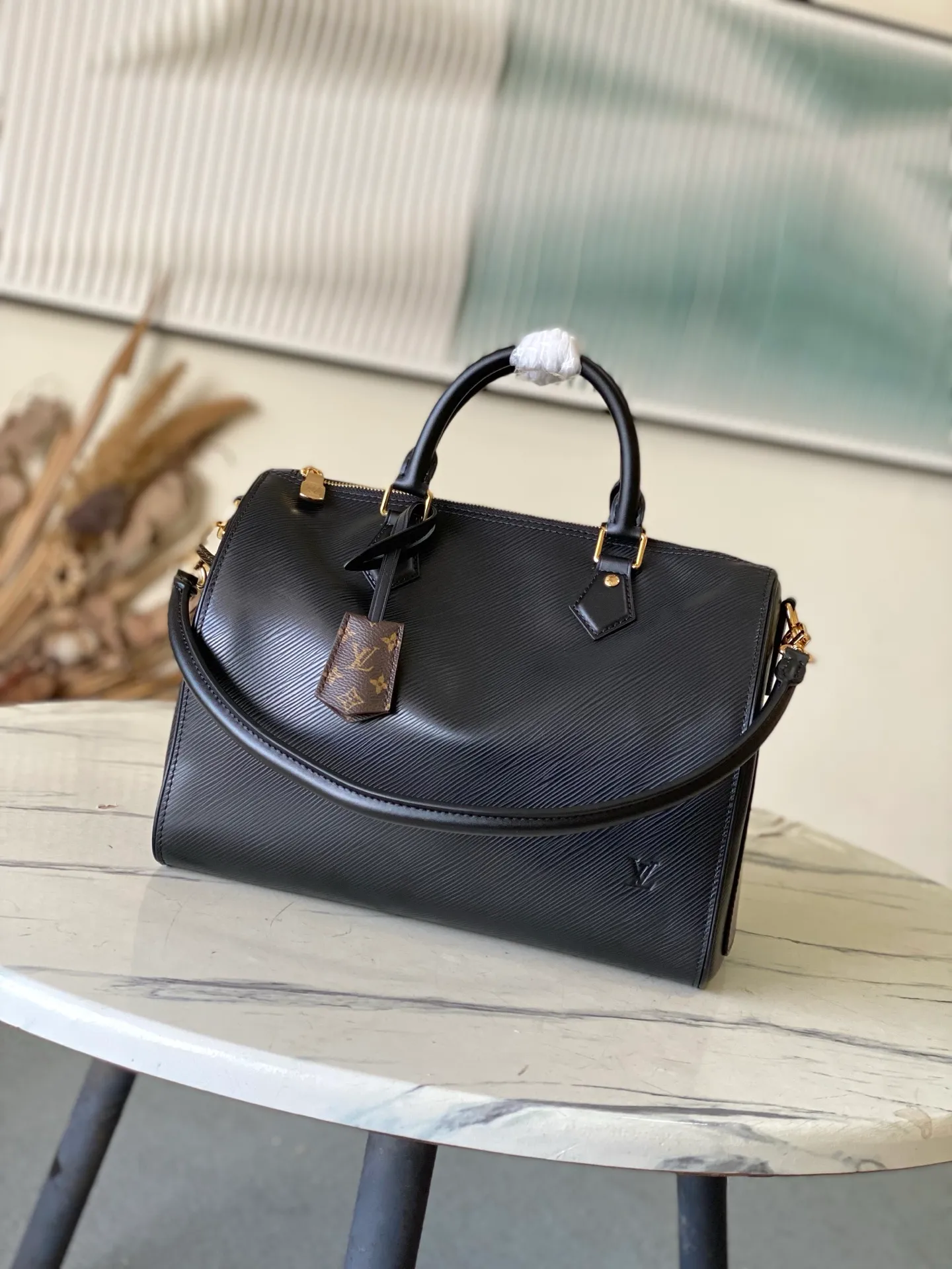 💰1340 (first-grain leather) top original order M25671 black This Speedy Bandoulière 30 handbag is carefully designed by Pharrell Williams’ fashion partner Nigo. The Monogram pattern on the cow leather is paired with the French and Japanese handwritten words of “Louis Vuitton”, “Paris” and “Tokyo”. The leather trim continues the same print, creating a unique and eye-catching visual effect. 32 x 22.5 x 18 (cm)