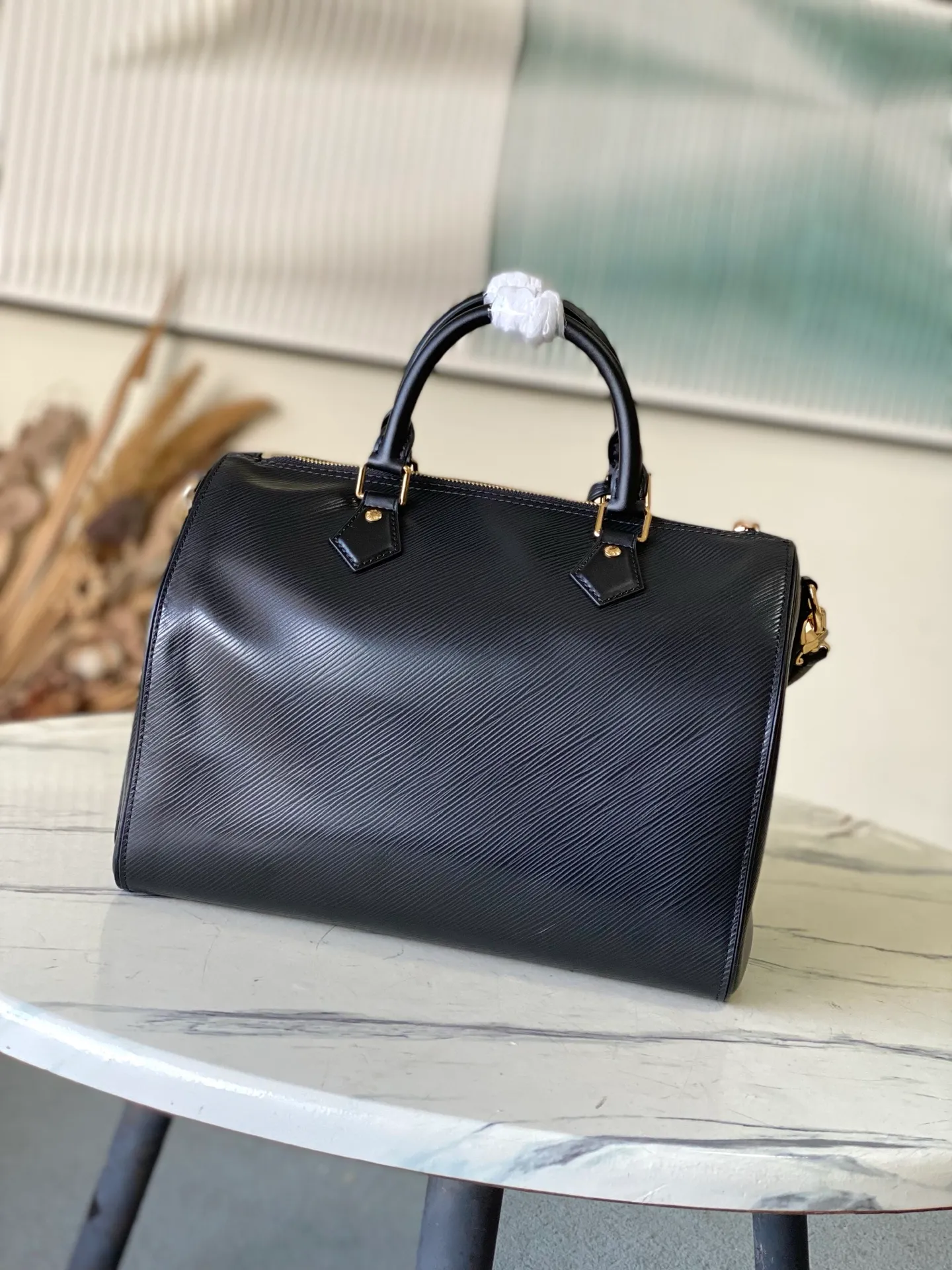 💰1340 (first-grain leather) top original order M25671 black This Speedy Bandoulière 30 handbag is carefully designed by Pharrell Williams’ fashion partner Nigo. The Monogram pattern on the cow leather is paired with the French and Japanese handwritten words of “Louis Vuitton”, “Paris” and “Tokyo”. The leather trim continues the same print, creating a unique and eye-catching visual effect. 32 x 22.5 x 18 (cm)