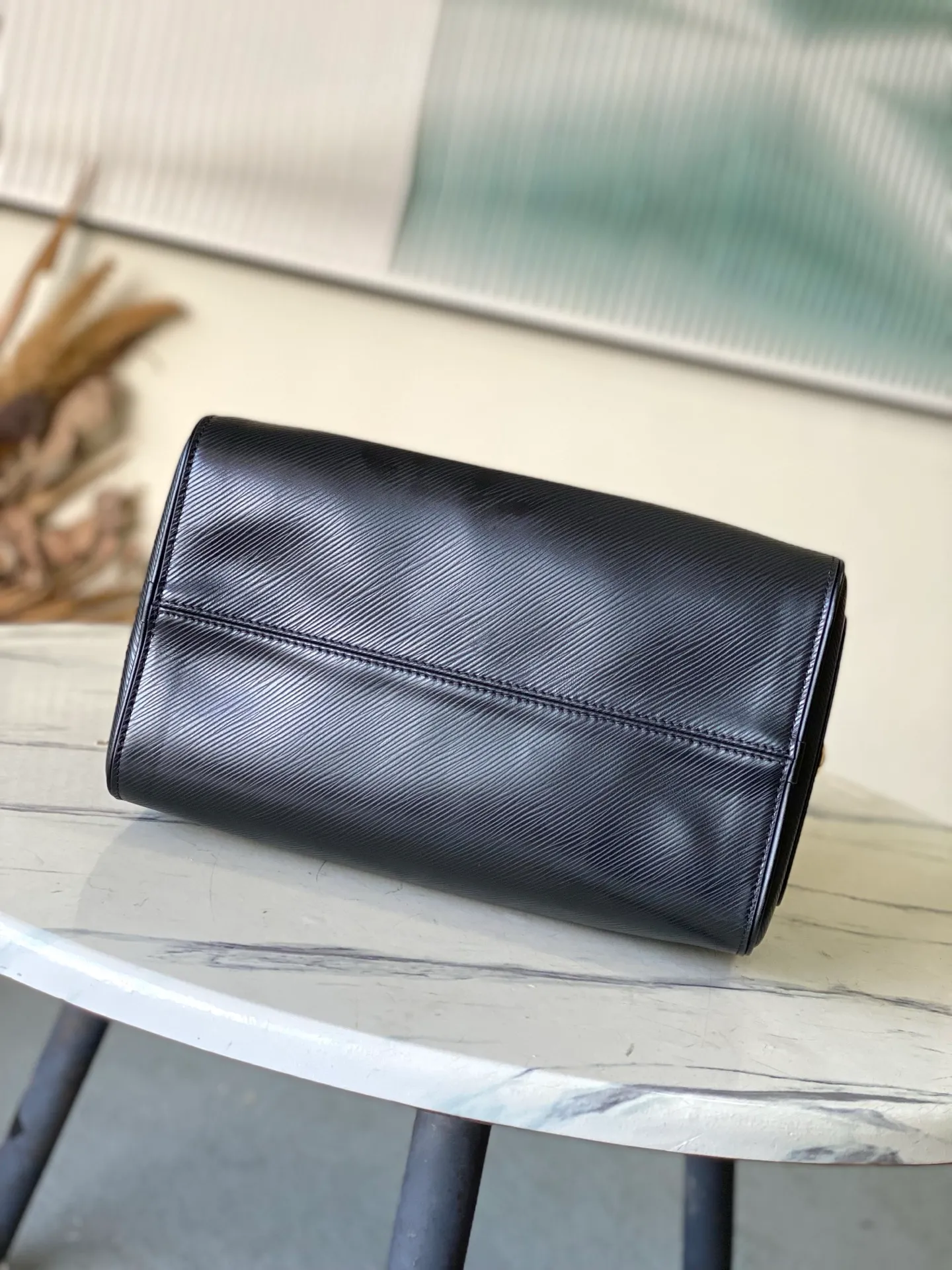💰1340 (first-grain leather) top original order M25671 black This Speedy Bandoulière 30 handbag is carefully designed by Pharrell Williams’ fashion partner Nigo. The Monogram pattern on the cow leather is paired with the French and Japanese handwritten words of “Louis Vuitton”, “Paris” and “Tokyo”. The leather trim continues the same print, creating a unique and eye-catching visual effect. 32 x 22.5 x 18 (cm)