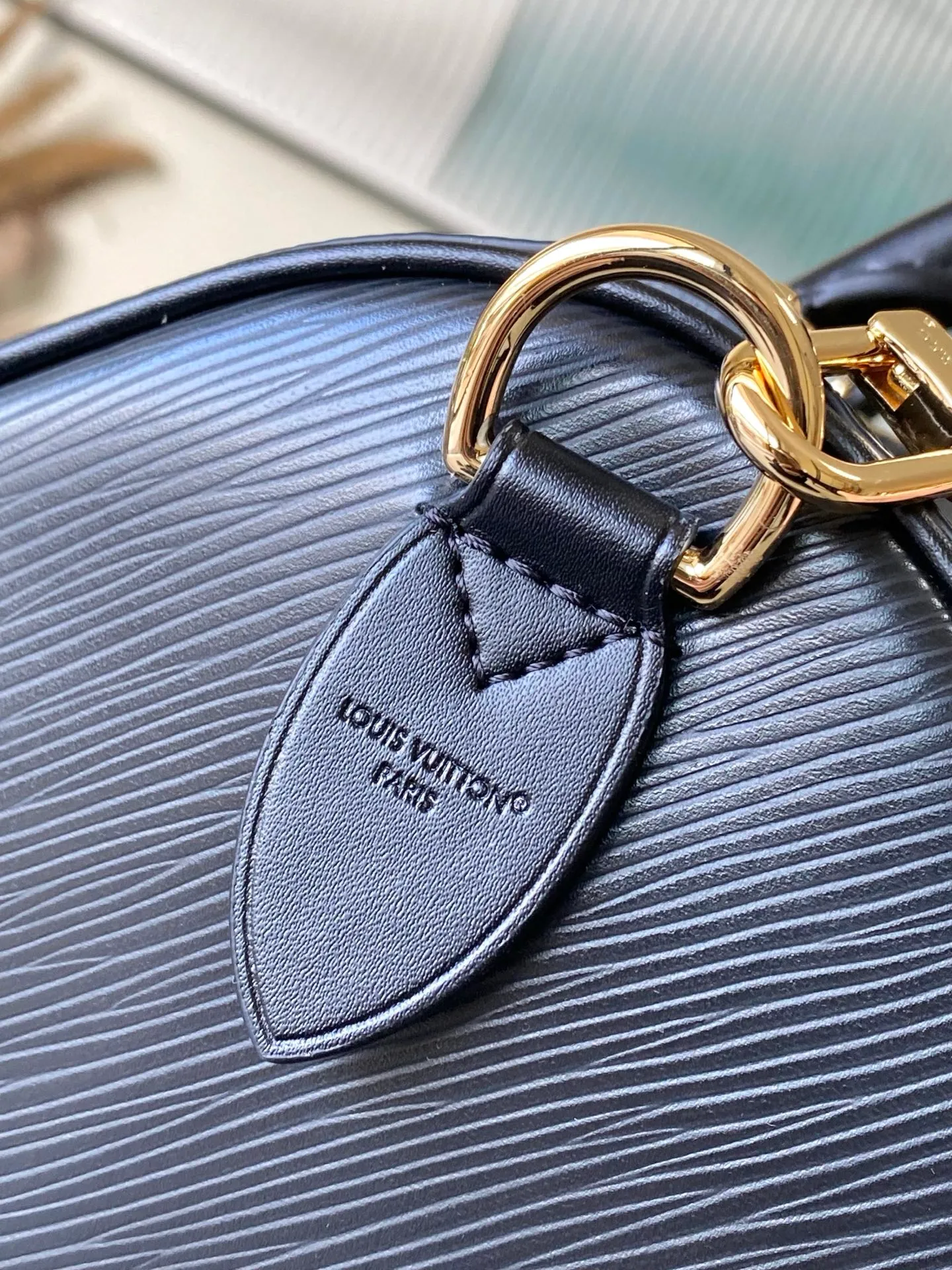 💰1340 (first-grain leather) top original order M25671 black This Speedy Bandoulière 30 handbag is carefully designed by Pharrell Williams’ fashion partner Nigo. The Monogram pattern on the cow leather is paired with the French and Japanese handwritten words of “Louis Vuitton”, “Paris” and “Tokyo”. The leather trim continues the same print, creating a unique and eye-catching visual effect. 32 x 22.5 x 18 (cm)
