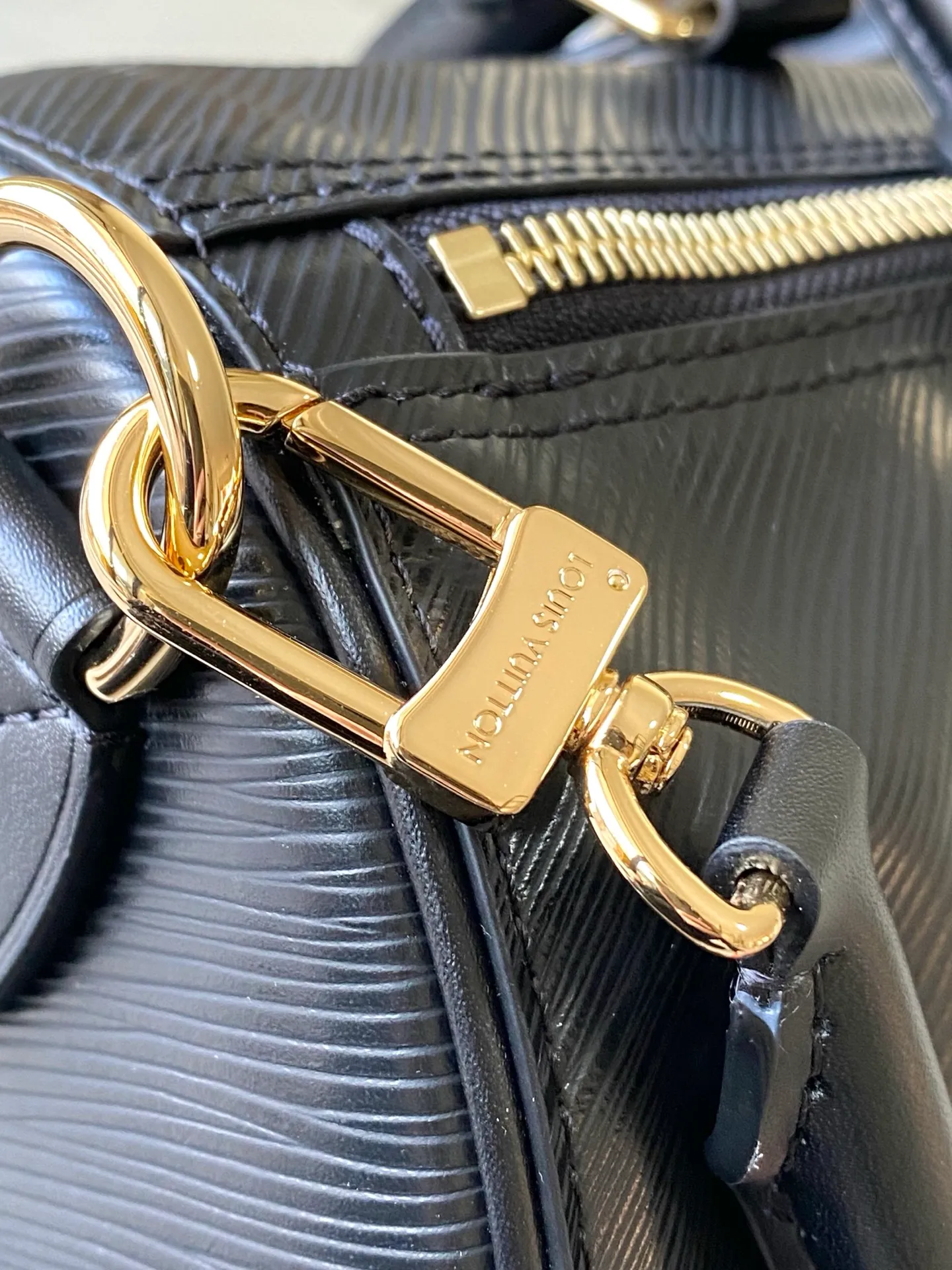 💰1340 (first-grain leather) top original order M25671 black This Speedy Bandoulière 30 handbag is carefully designed by Pharrell Williams’ fashion partner Nigo. The Monogram pattern on the cow leather is paired with the French and Japanese handwritten words of “Louis Vuitton”, “Paris” and “Tokyo”. The leather trim continues the same print, creating a unique and eye-catching visual effect. 32 x 22.5 x 18 (cm)