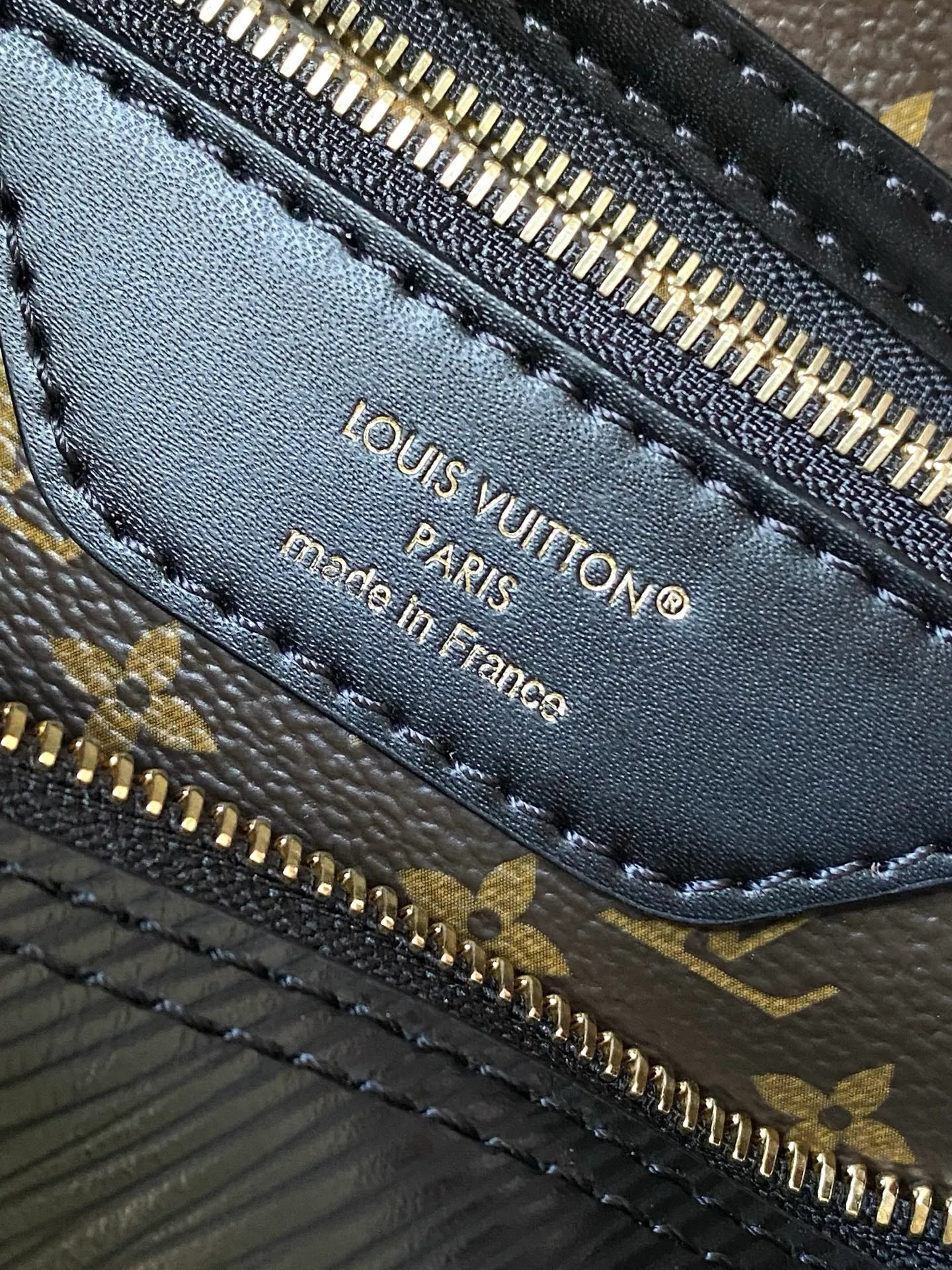 💰1340 (first-grain leather) top original order M25671 black This Speedy Bandoulière 30 handbag is carefully designed by Pharrell Williams’ fashion partner Nigo. The Monogram pattern on the cow leather is paired with the French and Japanese handwritten words of “Louis Vuitton”, “Paris” and “Tokyo”. The leather trim continues the same print, creating a unique and eye-catching visual effect. 32 x 22.5 x 18 (cm)