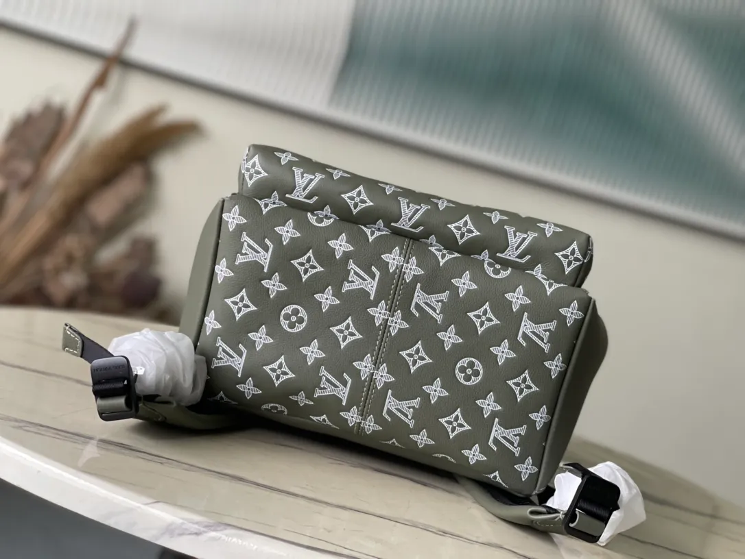 💰1280 (top-grain leather) top-quality original M12463 This Discovery small backpack is made of Monogram Shadow embossed cow leather, injecting fresh outdoor style into the classic design. Its sleek shape features multiple internal and external pockets, making it ideal for everyday travel. Dimensions: 29 × 38 × 20 cm