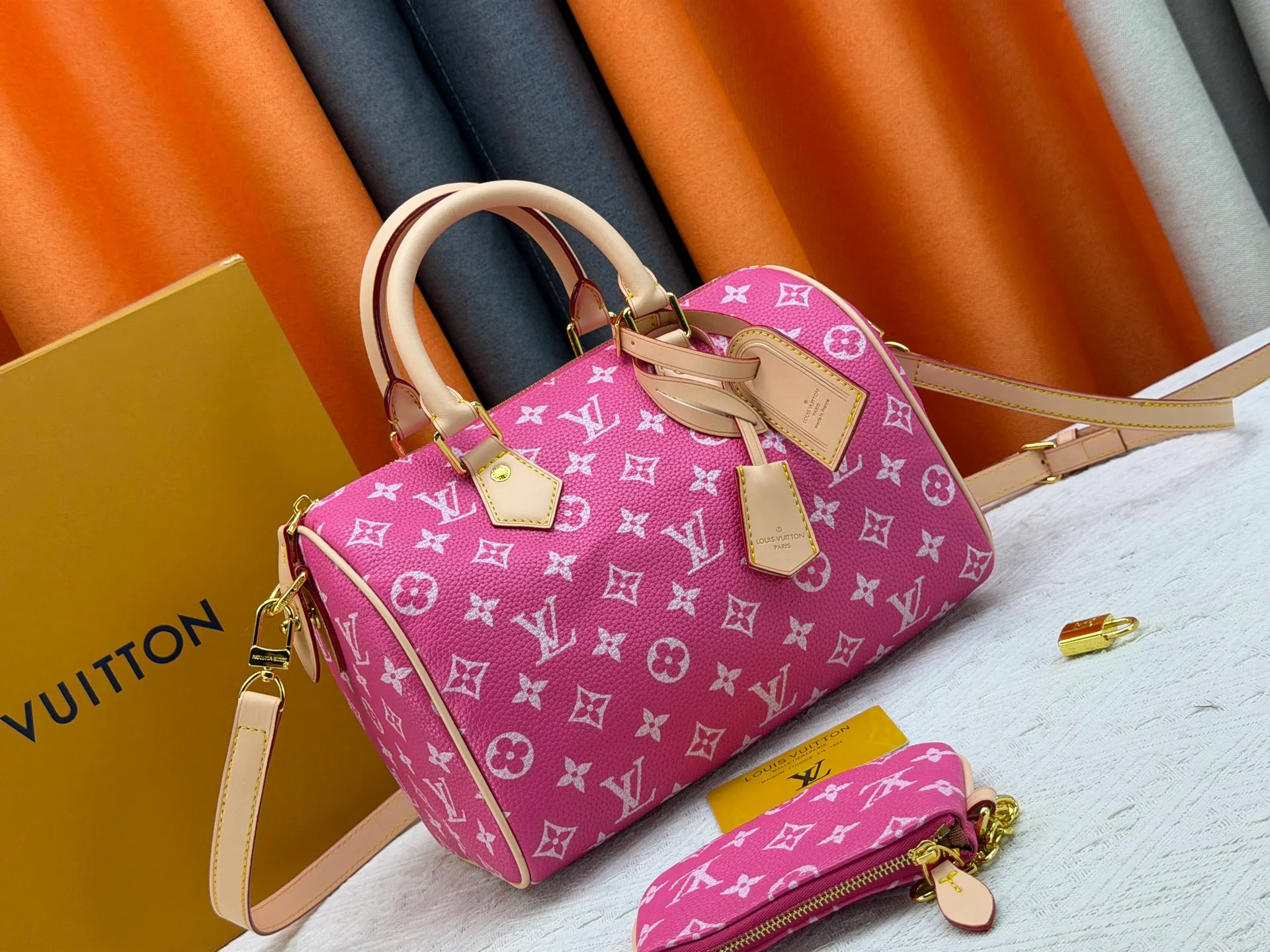 P270 Upgraded original version (with pebbled leather) M13902 M24423 M24424 M24425 M24426 M24443 M11561 M11562 M13912 Speedy Bandoulière 25 handbag is made of cow leather, showing a unique sun-kissed gradient effect. A perfect everyday choice, the Speedy comes with a removable leather storage bag lined with luxurious sheepskin leather. The double handle design combined with the adjustable and detachable shoulder strap provides a variety of carrying methods to easily cope with different occasions. Dimensions: 25.0 x 15.0 x 15.0 cm (length x height x width)