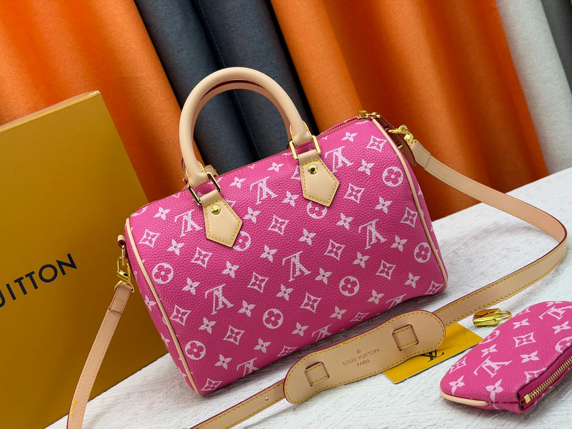P270 Upgraded original version (with pebbled leather) M13902 M24423 M24424 M24425 M24426 M24443 M11561 M11562 M13912 Speedy Bandoulière 25 handbag is made of cow leather, showing a unique sun-kissed gradient effect. A perfect everyday choice, the Speedy comes with a removable leather storage bag lined with luxurious sheepskin leather. The double handle design combined with the adjustable and detachable shoulder strap provides a variety of carrying methods to easily cope with different occasions. Dimensions: 25.0 x 15.0 x 15.0 cm (length x height x width)