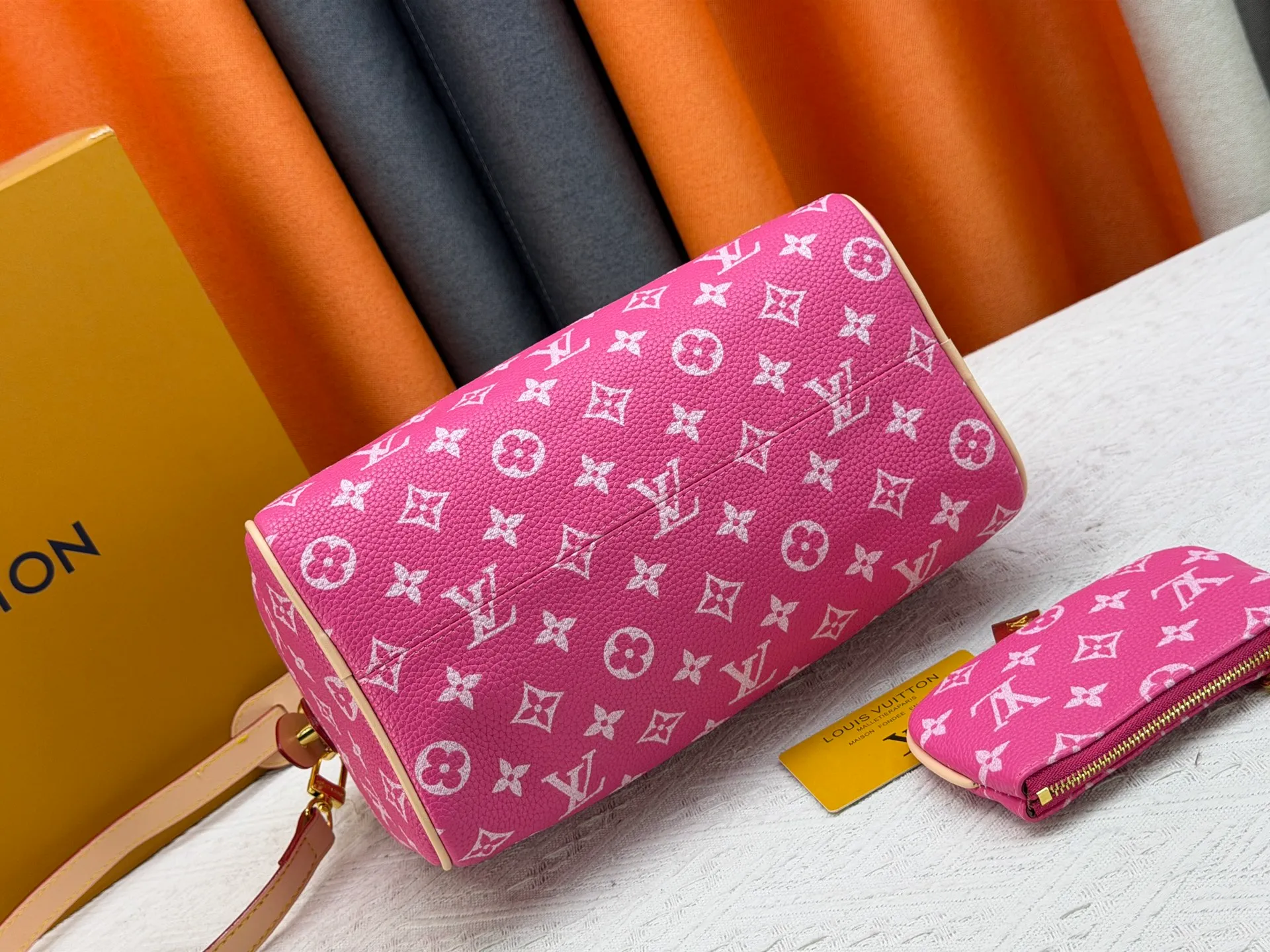 P270 Upgraded original version (with pebbled leather) M13902 M24423 M24424 M24425 M24426 M24443 M11561 M11562 M13912 Speedy Bandoulière 25 handbag is made of cow leather, showing a unique sun-kissed gradient effect. A perfect everyday choice, the Speedy comes with a removable leather storage bag lined with luxurious sheepskin leather. The double handle design combined with the adjustable and detachable shoulder strap provides a variety of carrying methods to easily cope with different occasions. Dimensions: 25.0 x 15.0 x 15.0 cm (length x height x width)