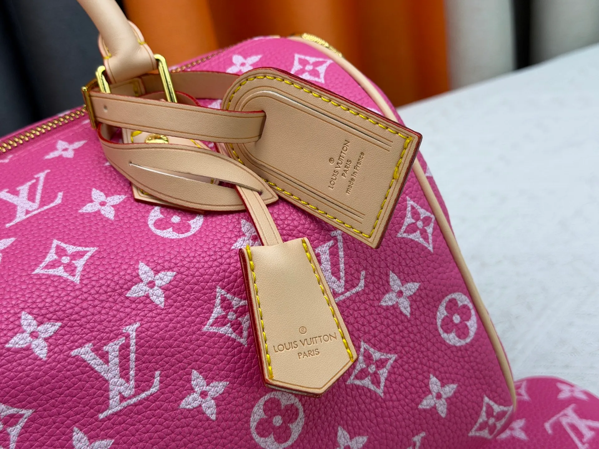 P270 Upgraded original version (with pebbled leather) M13902 M24423 M24424 M24425 M24426 M24443 M11561 M11562 M13912 Speedy Bandoulière 25 handbag is made of cow leather, showing a unique sun-kissed gradient effect. A perfect everyday choice, the Speedy comes with a removable leather storage bag lined with luxurious sheepskin leather. The double handle design combined with the adjustable and detachable shoulder strap provides a variety of carrying methods to easily cope with different occasions. Dimensions: 25.0 x 15.0 x 15.0 cm (length x height x width)