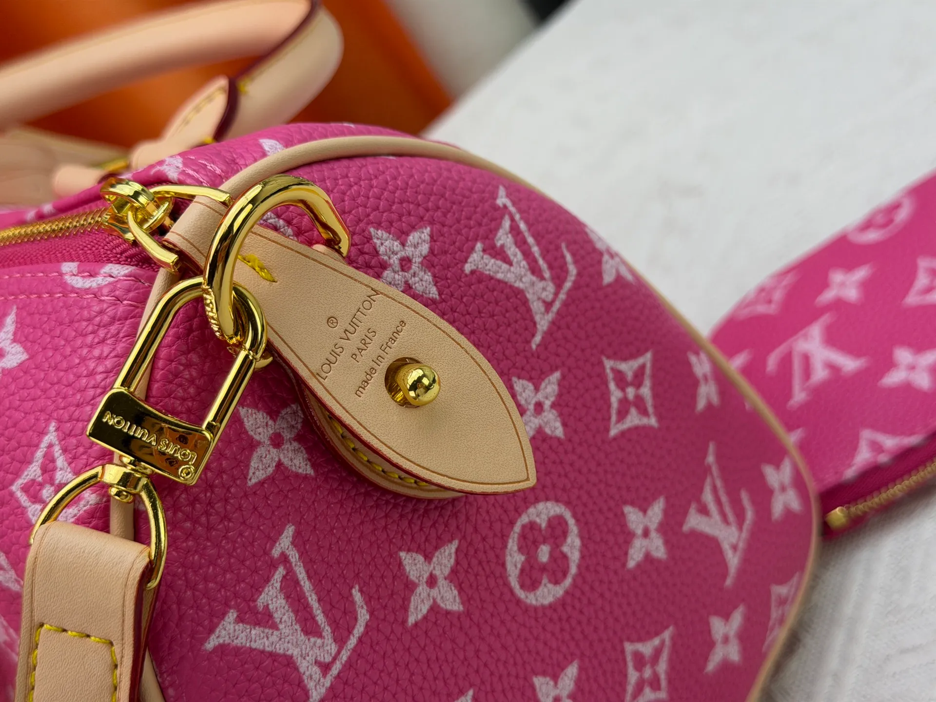 P270 Upgraded original version (with pebbled leather) M13902 M24423 M24424 M24425 M24426 M24443 M11561 M11562 M13912 Speedy Bandoulière 25 handbag is made of cow leather, showing a unique sun-kissed gradient effect. A perfect everyday choice, the Speedy comes with a removable leather storage bag lined with luxurious sheepskin leather. The double handle design combined with the adjustable and detachable shoulder strap provides a variety of carrying methods to easily cope with different occasions. Dimensions: 25.0 x 15.0 x 15.0 cm (length x height x width)