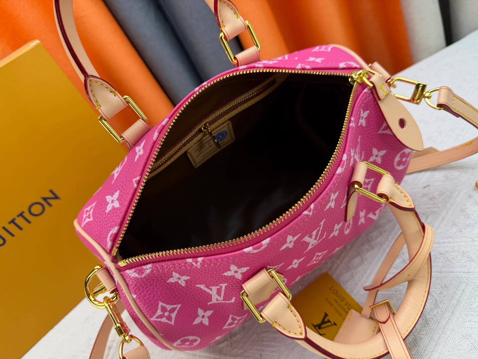 P270 Upgraded original version (with pebbled leather) M13902 M24423 M24424 M24425 M24426 M24443 M11561 M11562 M13912 Speedy Bandoulière 25 handbag is made of cow leather, showing a unique sun-kissed gradient effect. A perfect everyday choice, the Speedy comes with a removable leather storage bag lined with luxurious sheepskin leather. The double handle design combined with the adjustable and detachable shoulder strap provides a variety of carrying methods to easily cope with different occasions. Dimensions: 25.0 x 15.0 x 15.0 cm (length x height x width)