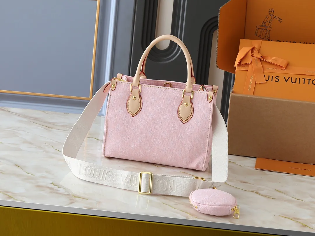 💰300💰Upgraded from the original M46373 M13189 M46871 Denim square bag series Onthego medium handbag (denim denim) This Onthego medium handbag is made of sand-washed Monogram jacquard denim, with leather trim and contrasting stitching. The ample capacity meets business or leisure needs, and the exquisite handle and long shoulder strap unlock multiple carrying methods. Dimensions 25.0 x 19.0 x 11.5 cm