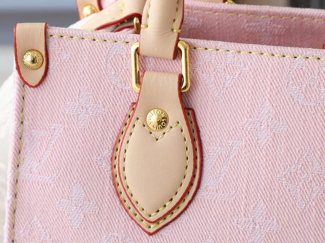 💰300💰Upgraded from the original M46373 M13189 M46871 Denim square bag series Onthego medium handbag (denim denim) This Onthego medium handbag is made of sand-washed Monogram jacquard denim, with leather trim and contrasting stitching. The ample capacity meets business or leisure needs, and the exquisite handle and long shoulder strap unlock multiple carrying methods. Dimensions 25.0 x 19.0 x 11.5 cm