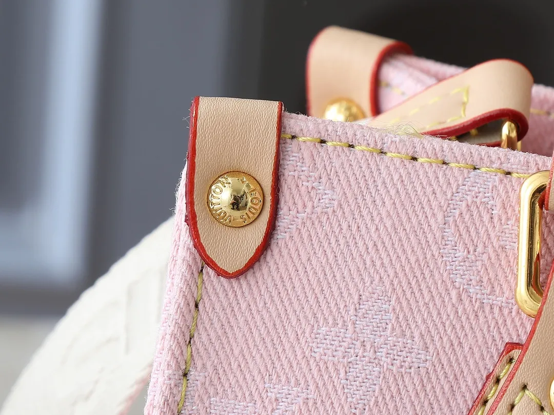 💰300💰Upgraded from the original M46373 M13189 M46871 Denim square bag series Onthego medium handbag (denim denim) This Onthego medium handbag is made of sand-washed Monogram jacquard denim, with leather trim and contrasting stitching. The ample capacity meets business or leisure needs, and the exquisite handle and long shoulder strap unlock multiple carrying methods. Dimensions 25.0 x 19.0 x 11.5 cm